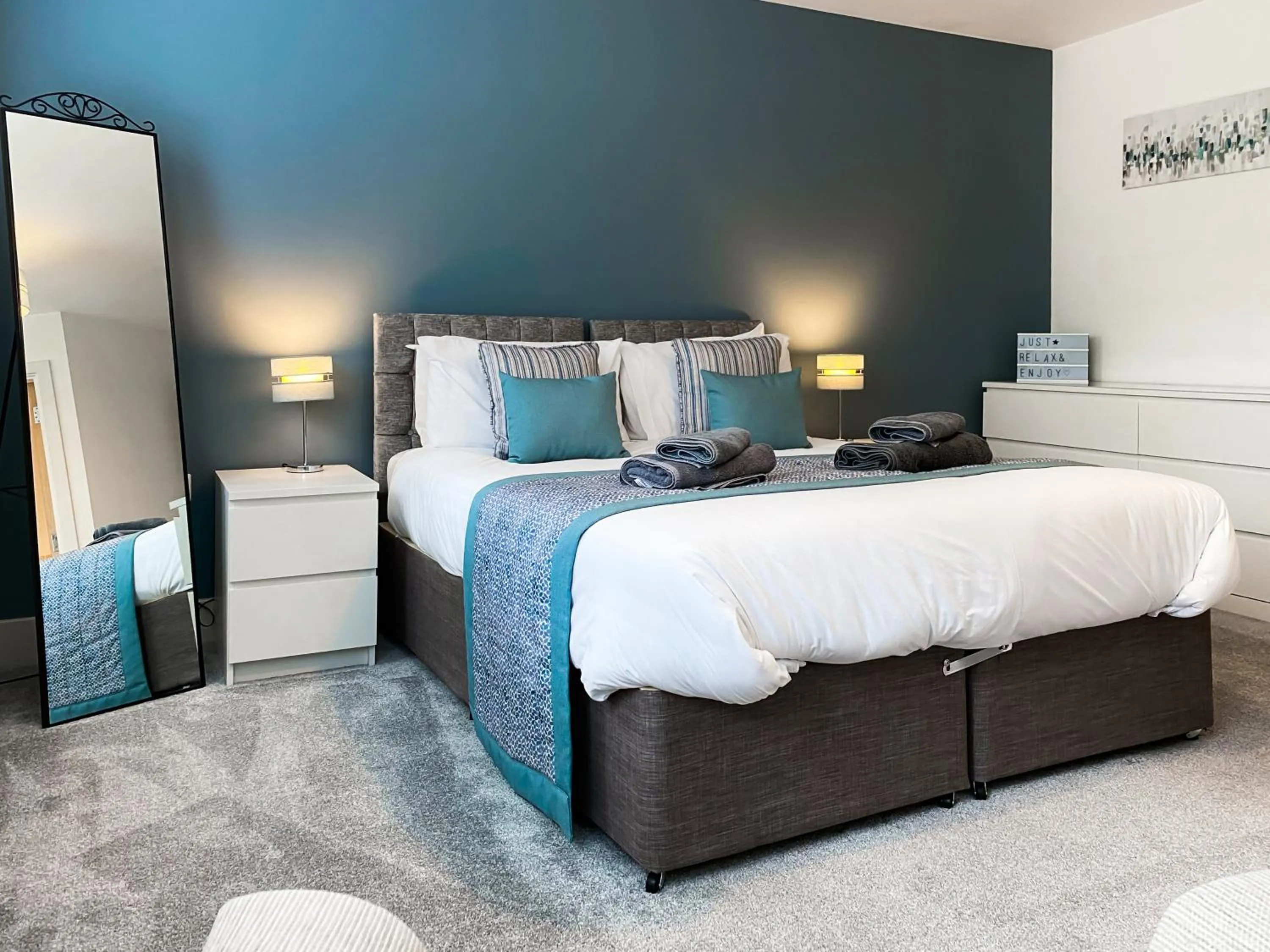 The Chaucer - Modern 3 Bed Home with parking close to city centre