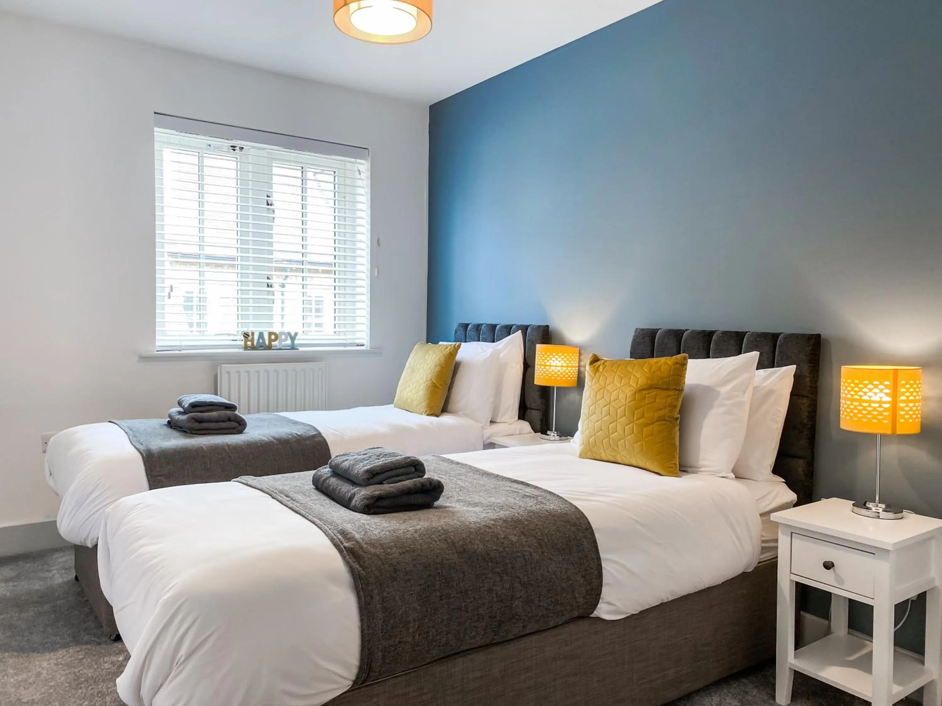 The Chaucer - Modern 3 Bed Home with parking close to city centre
