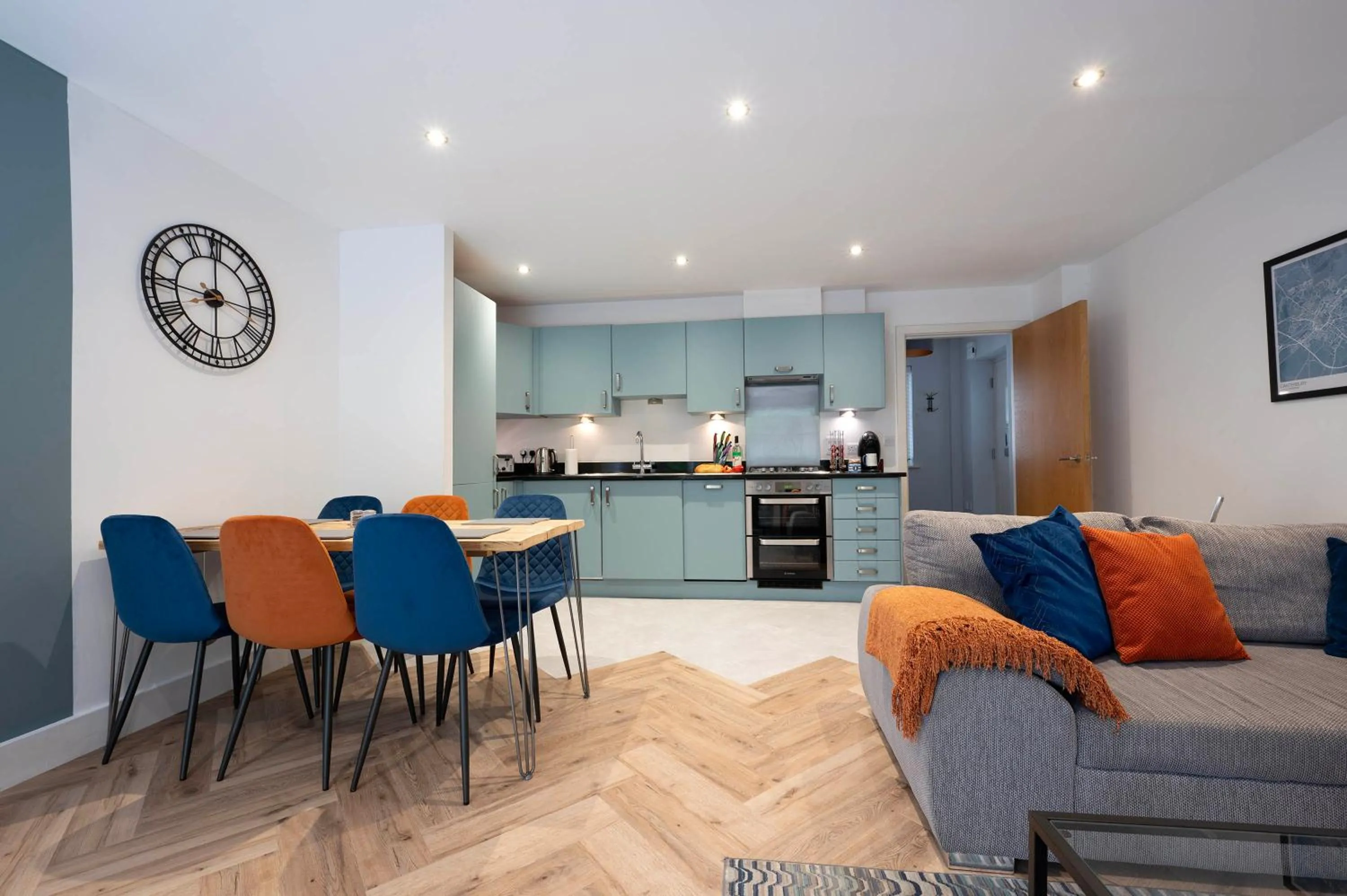 The Chaucer - Modern 3 Bed Home with parking close to city centre