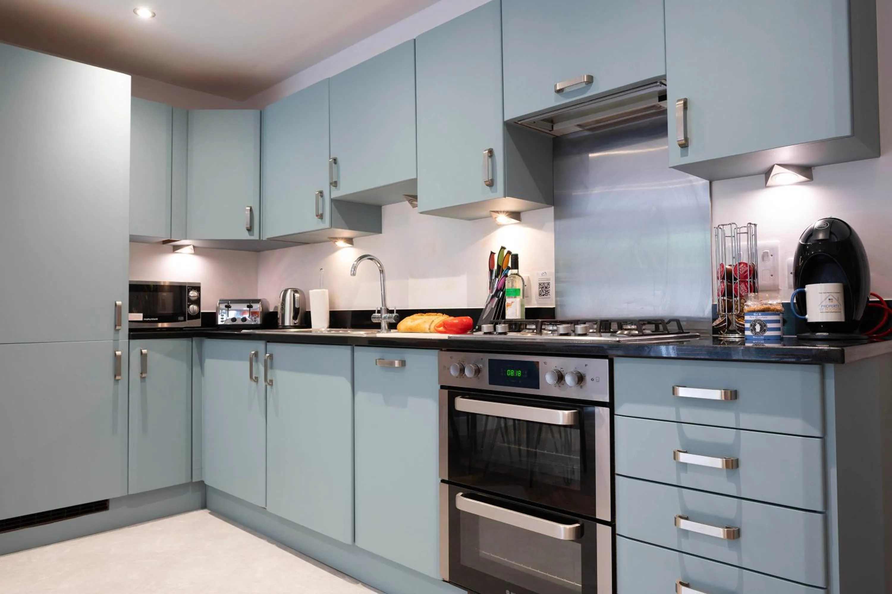 The Chaucer - Modern 3 Bed Home with parking close to city centre