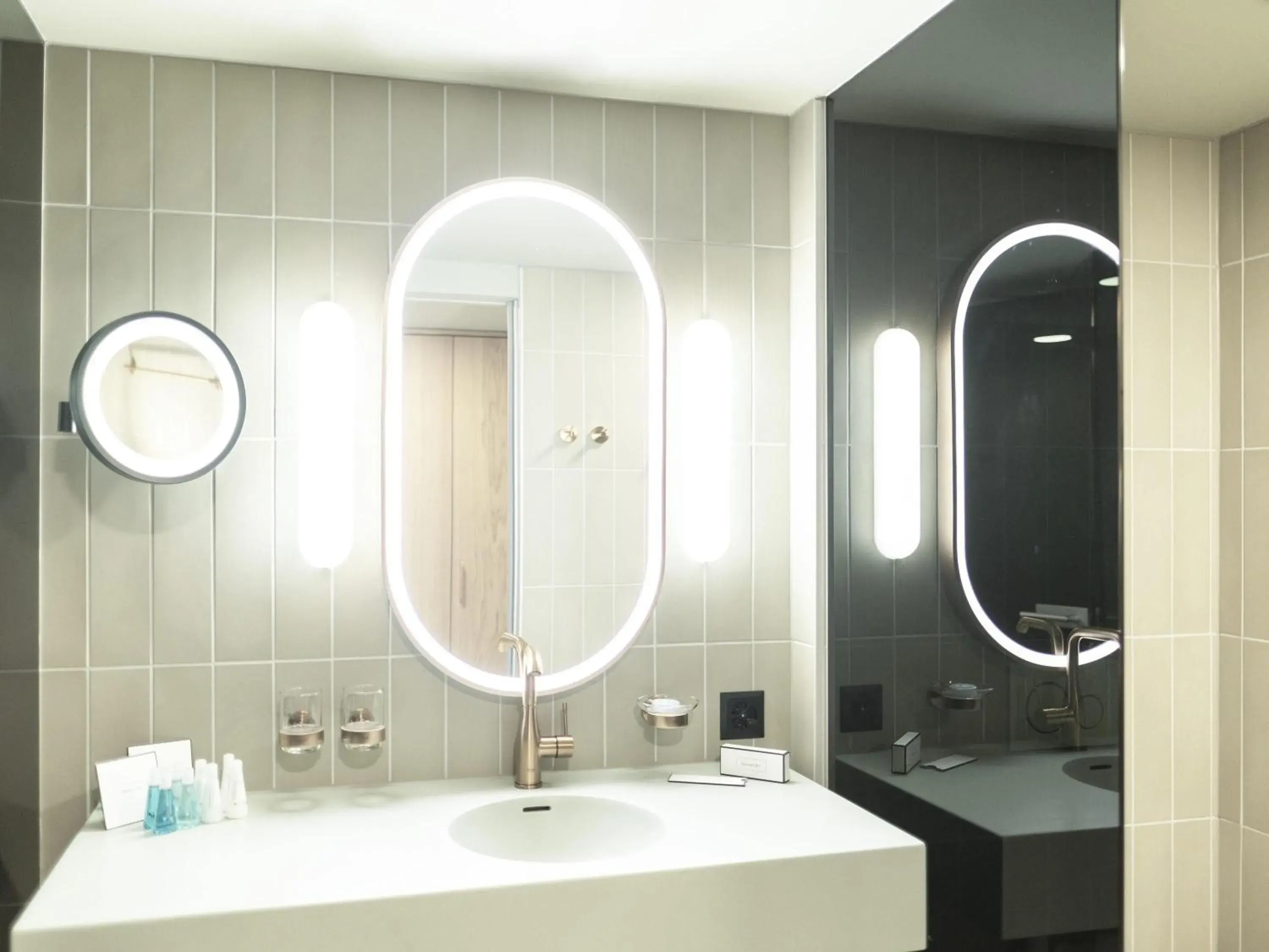 Swiss Advantage Kind bed Room and Sofa Bed in Swissôtel Kursaal Bern Swiss Advantage Kind bed Room and Sofa Bed in Swissôtel Kursaal Bern