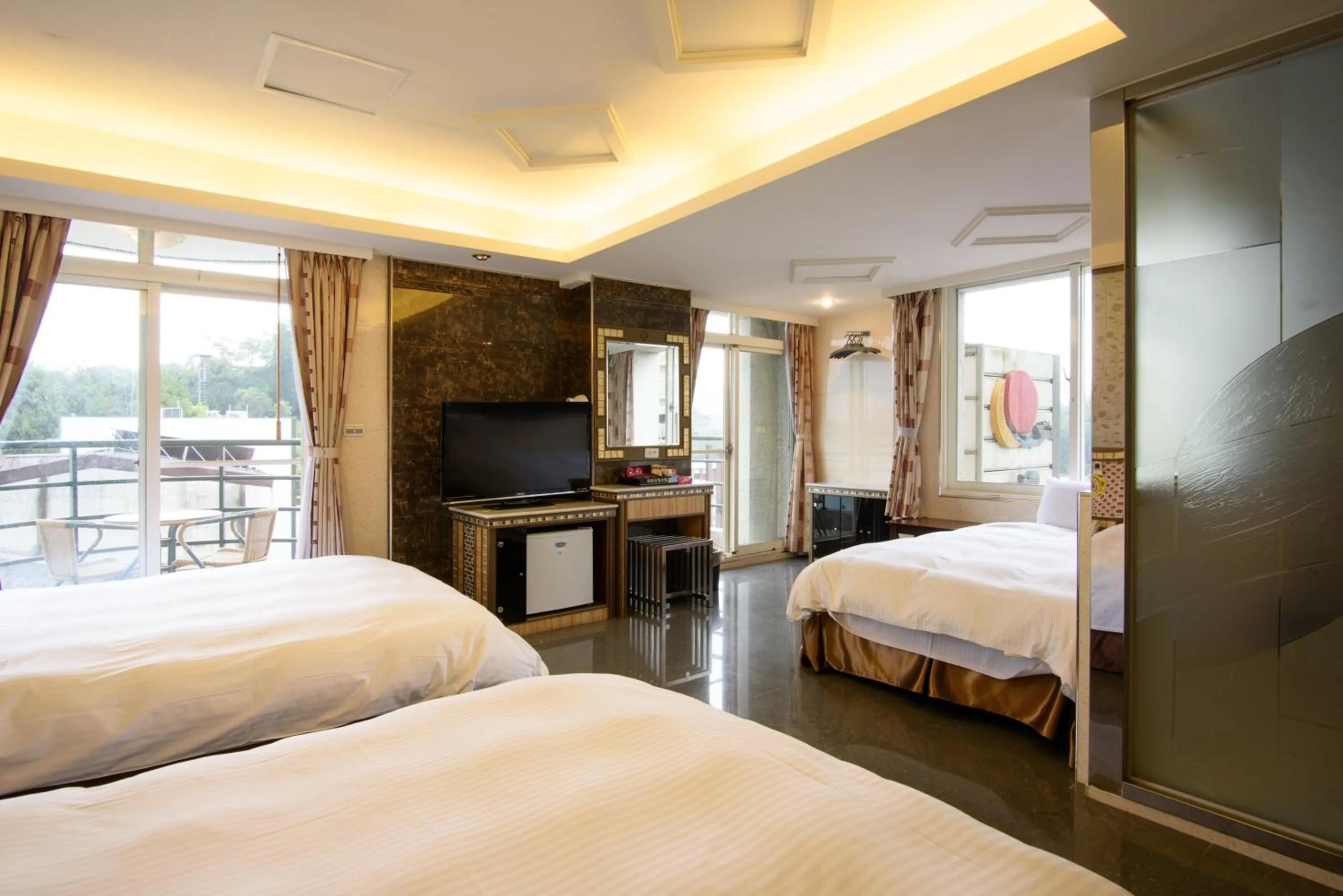 Photo of the whole room, Bed in Shui Sha Lian Hotel - Harbor Resort