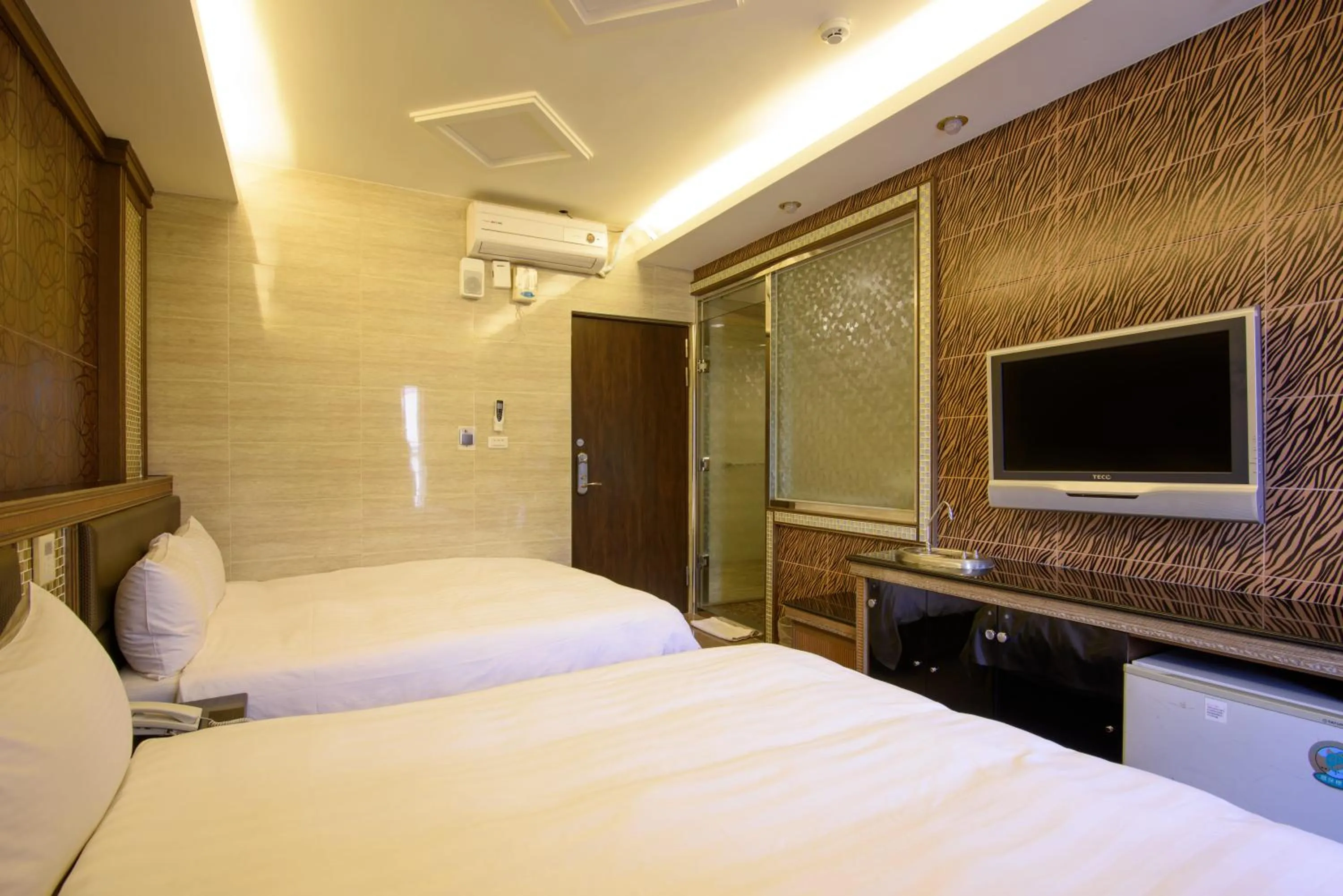 Photo of the whole room, Bed in Shui Sha Lian Hotel - Harbor Resort