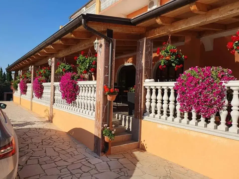 VILLA NIKOLINA VILLA NIKOLINA