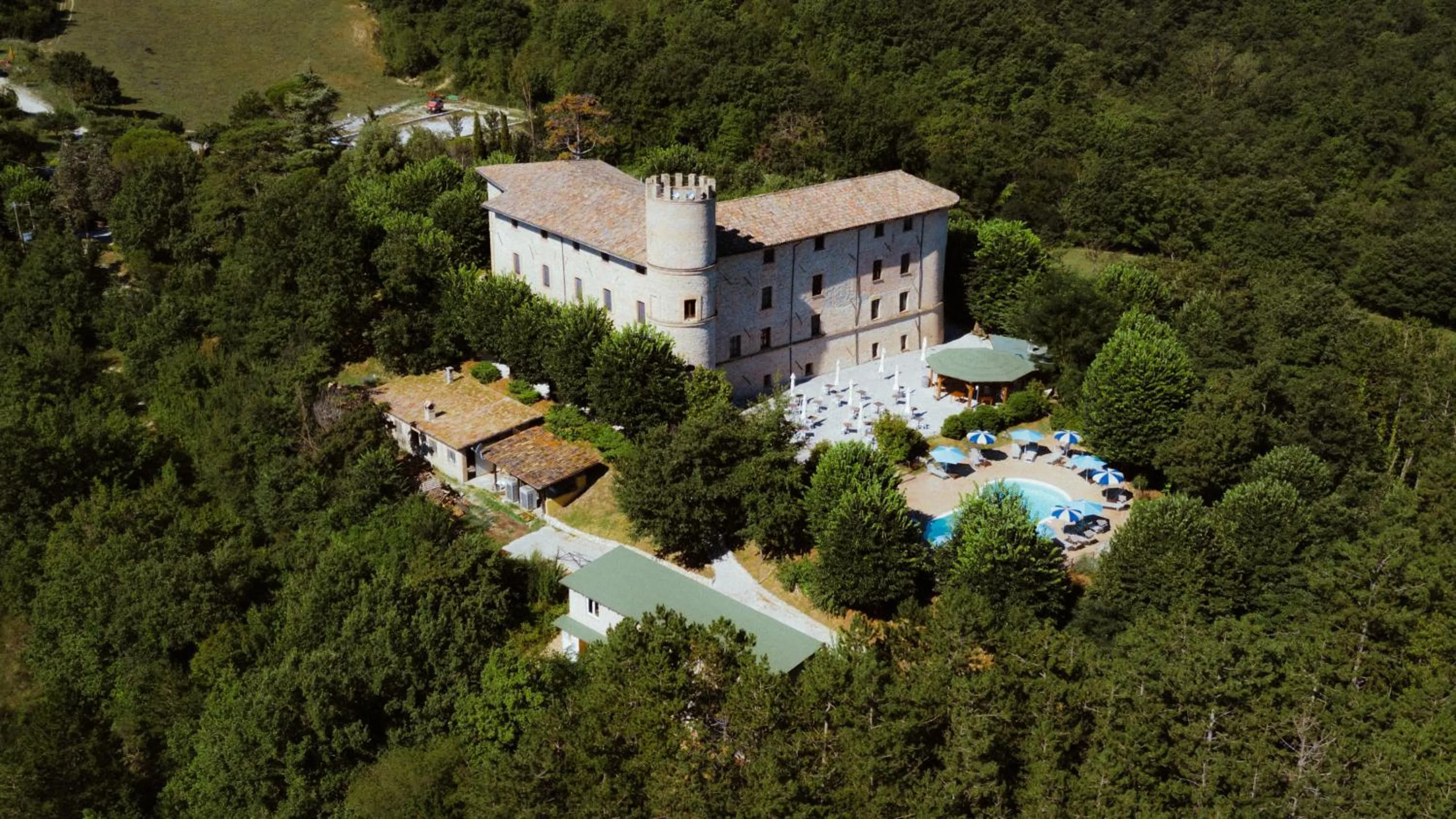 Property building in Castello di Baccaresca