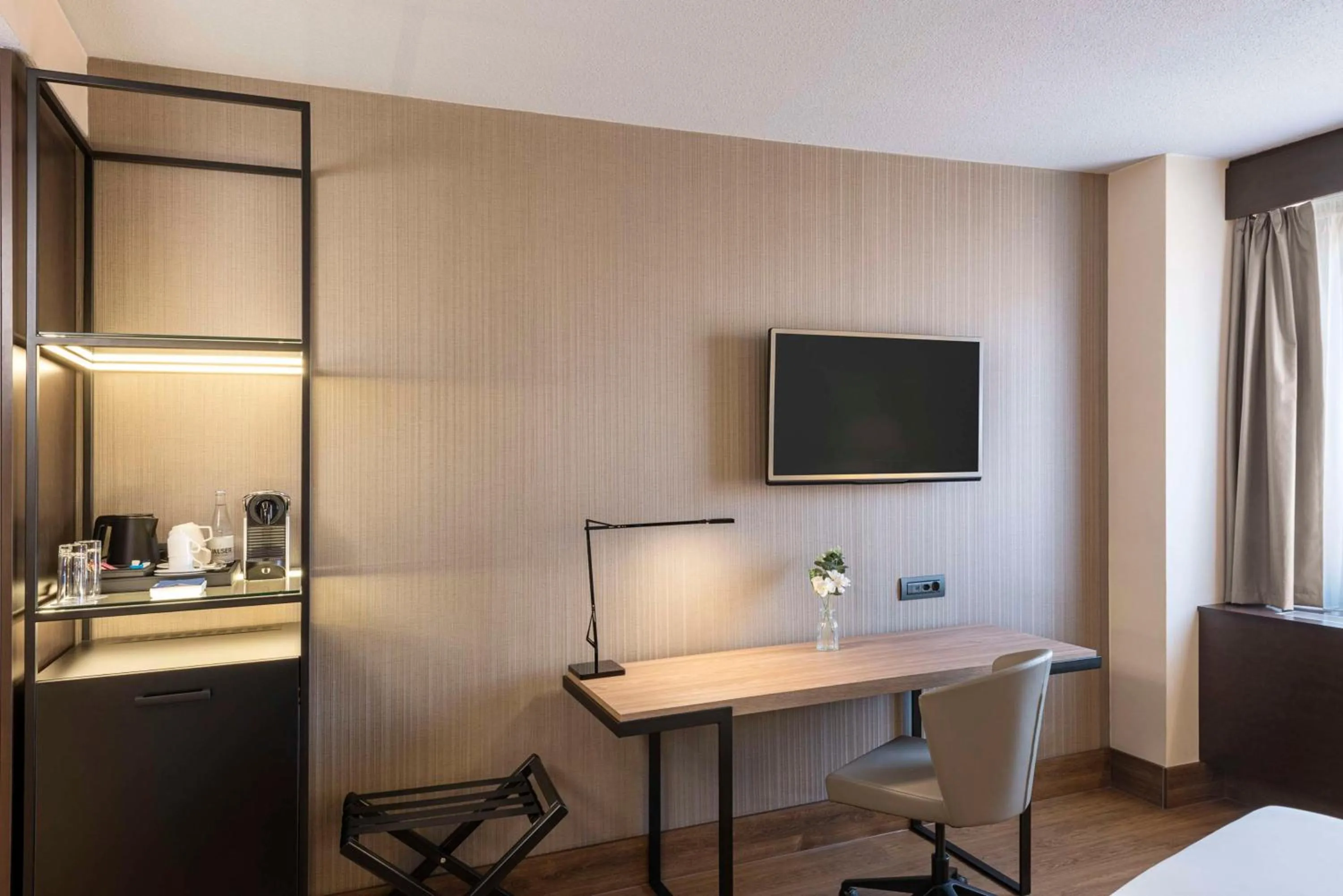 Bedroom in NH Geneva Airport Hotel