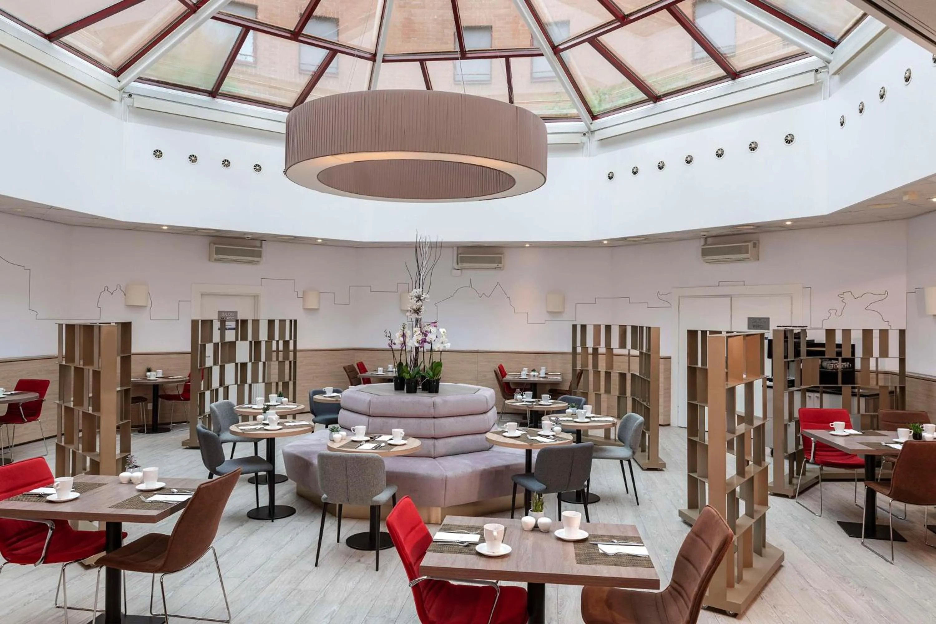 Restaurant/places to eat in NH Geneva Airport Hotel