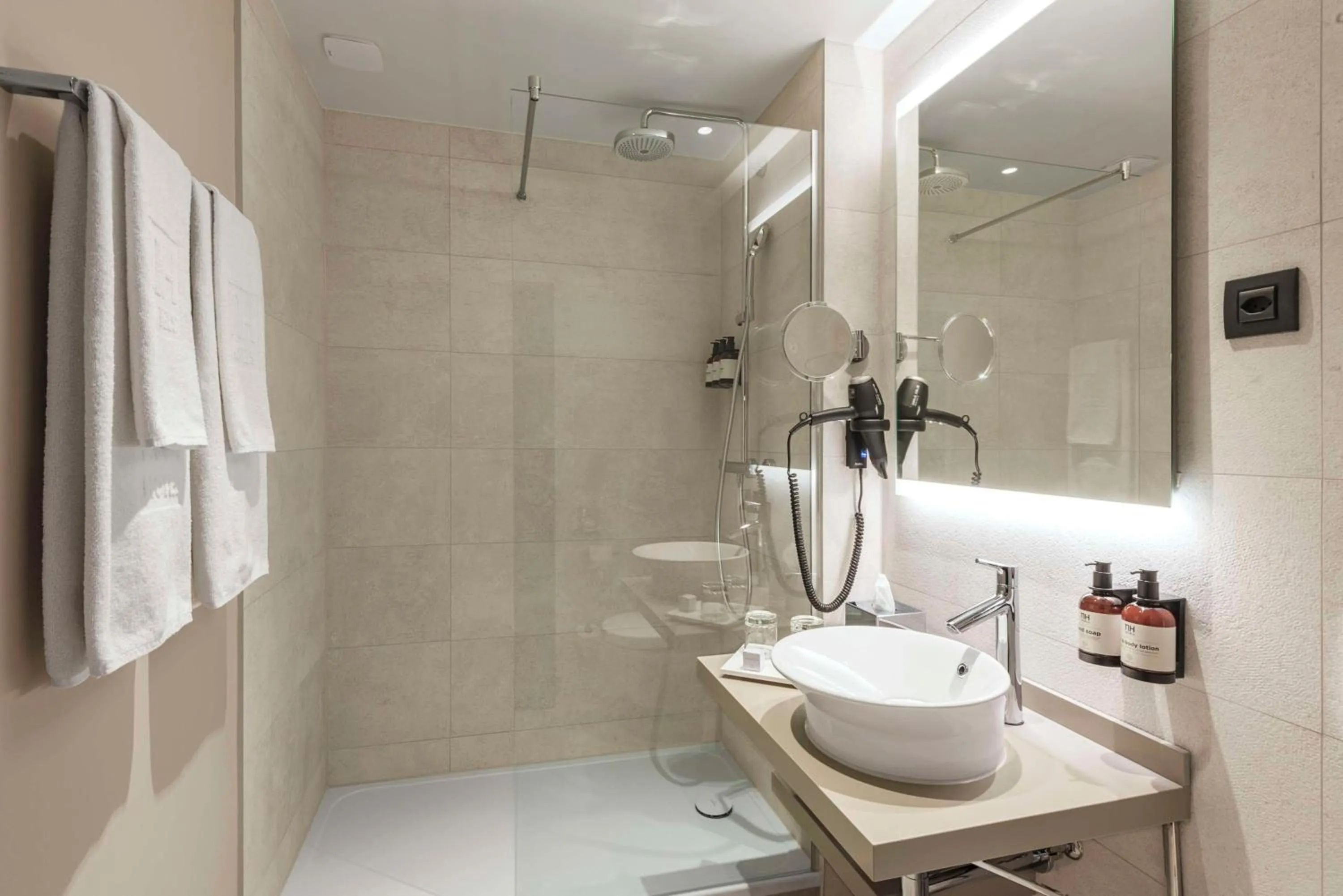 Bedroom in NH Geneva Airport Hotel