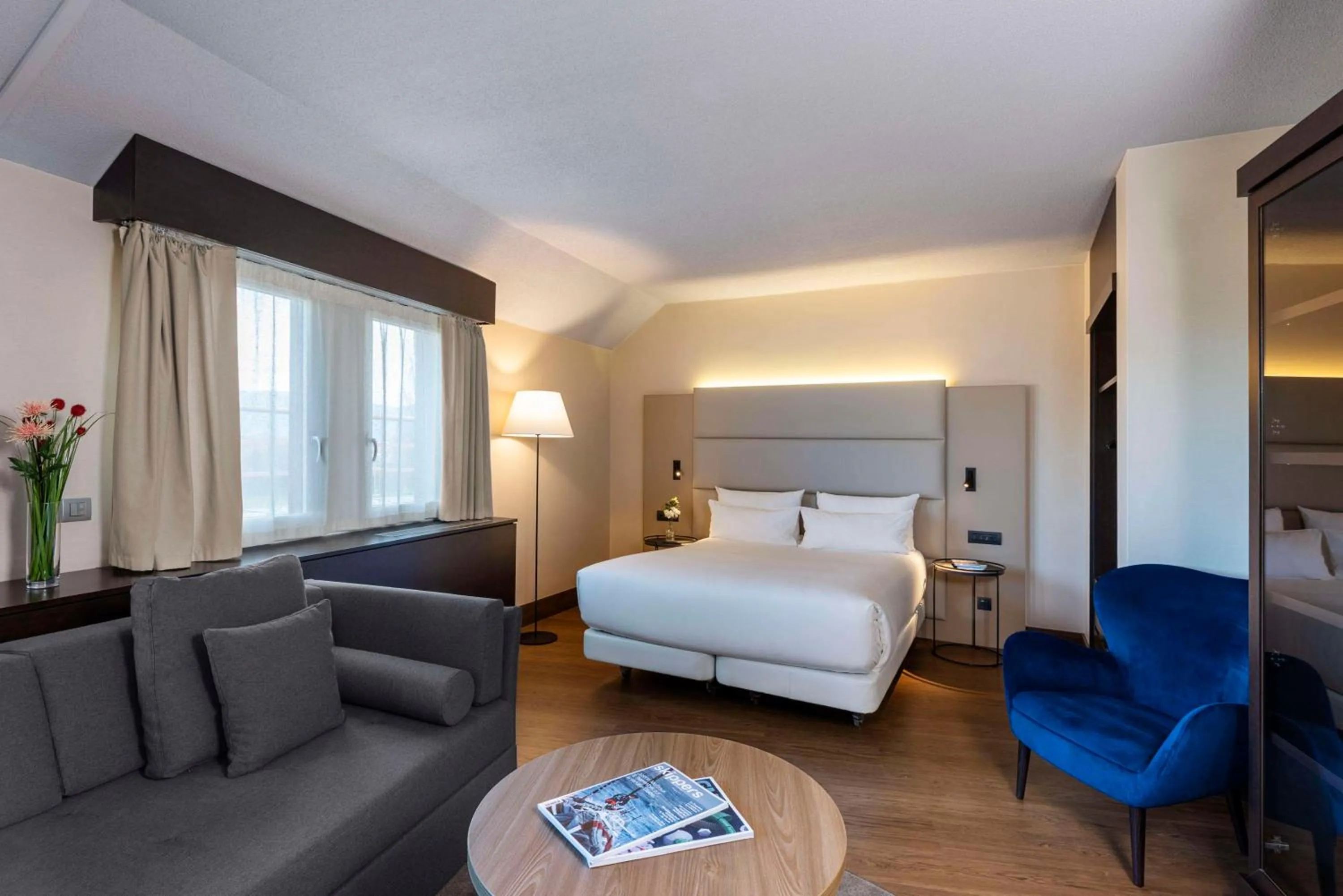 Photo of the whole room, Bed in NH Geneva Airport Hotel