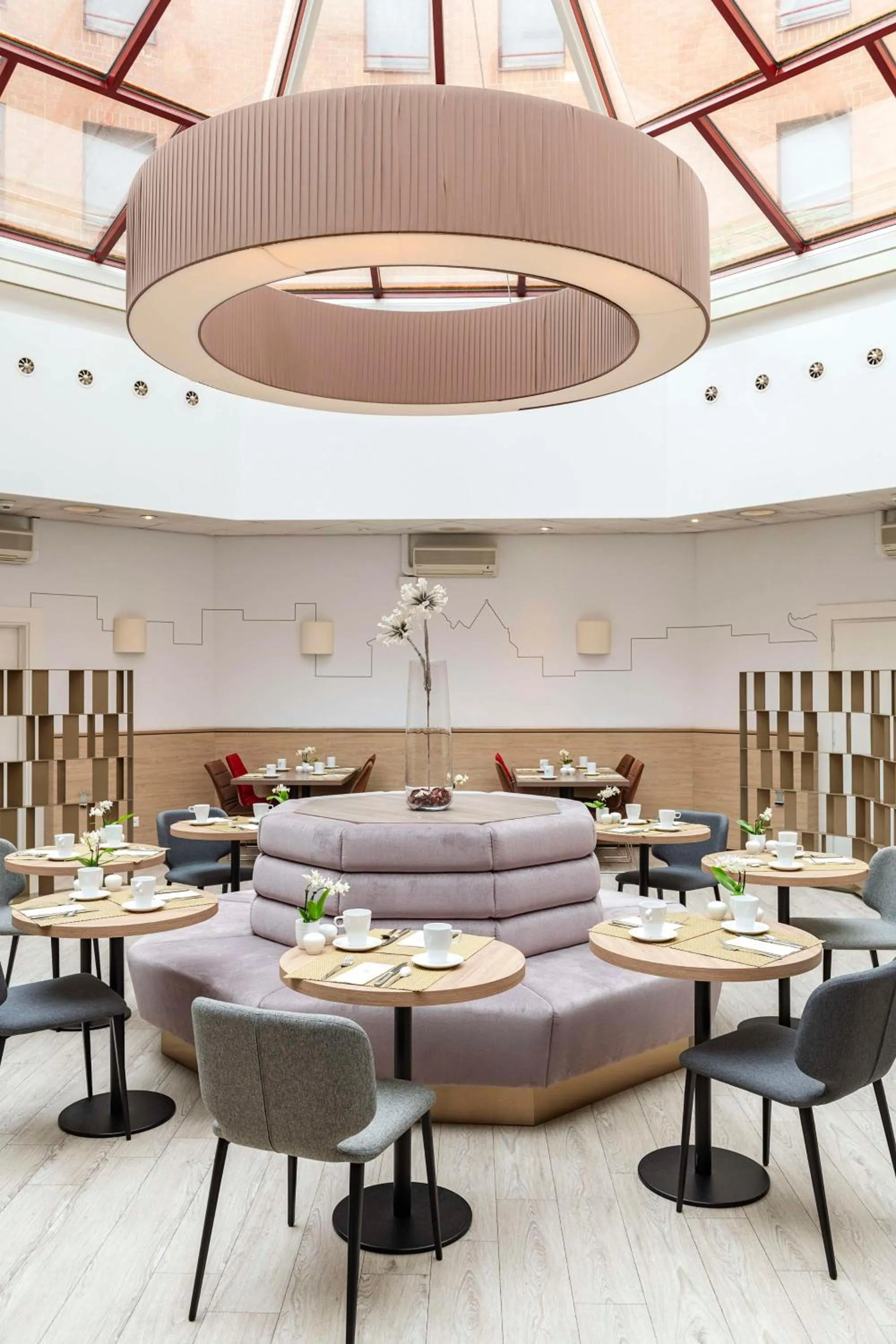 Restaurant/places to eat in NH Geneva Airport Hotel