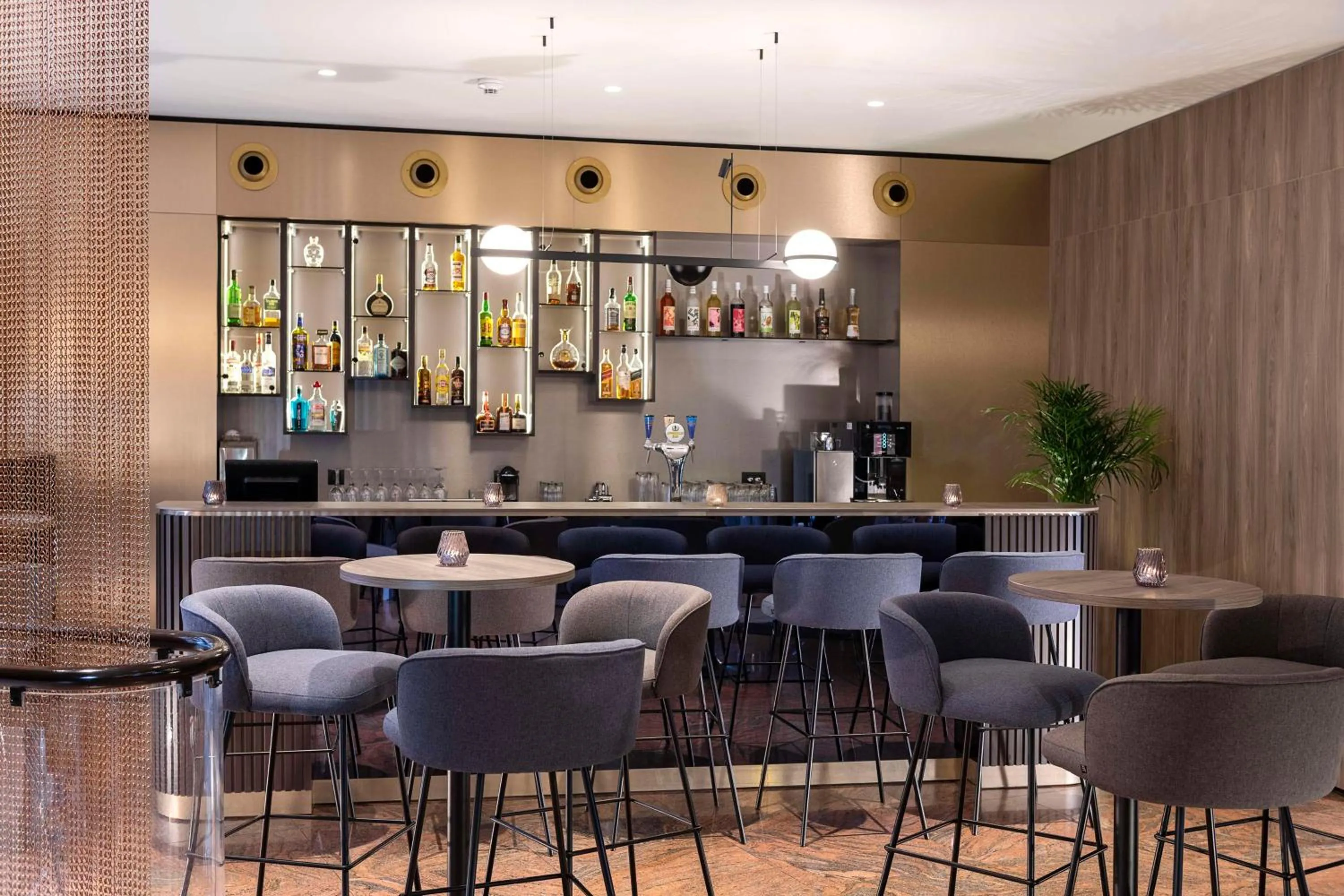 Lounge or bar in NH Geneva Airport Hotel