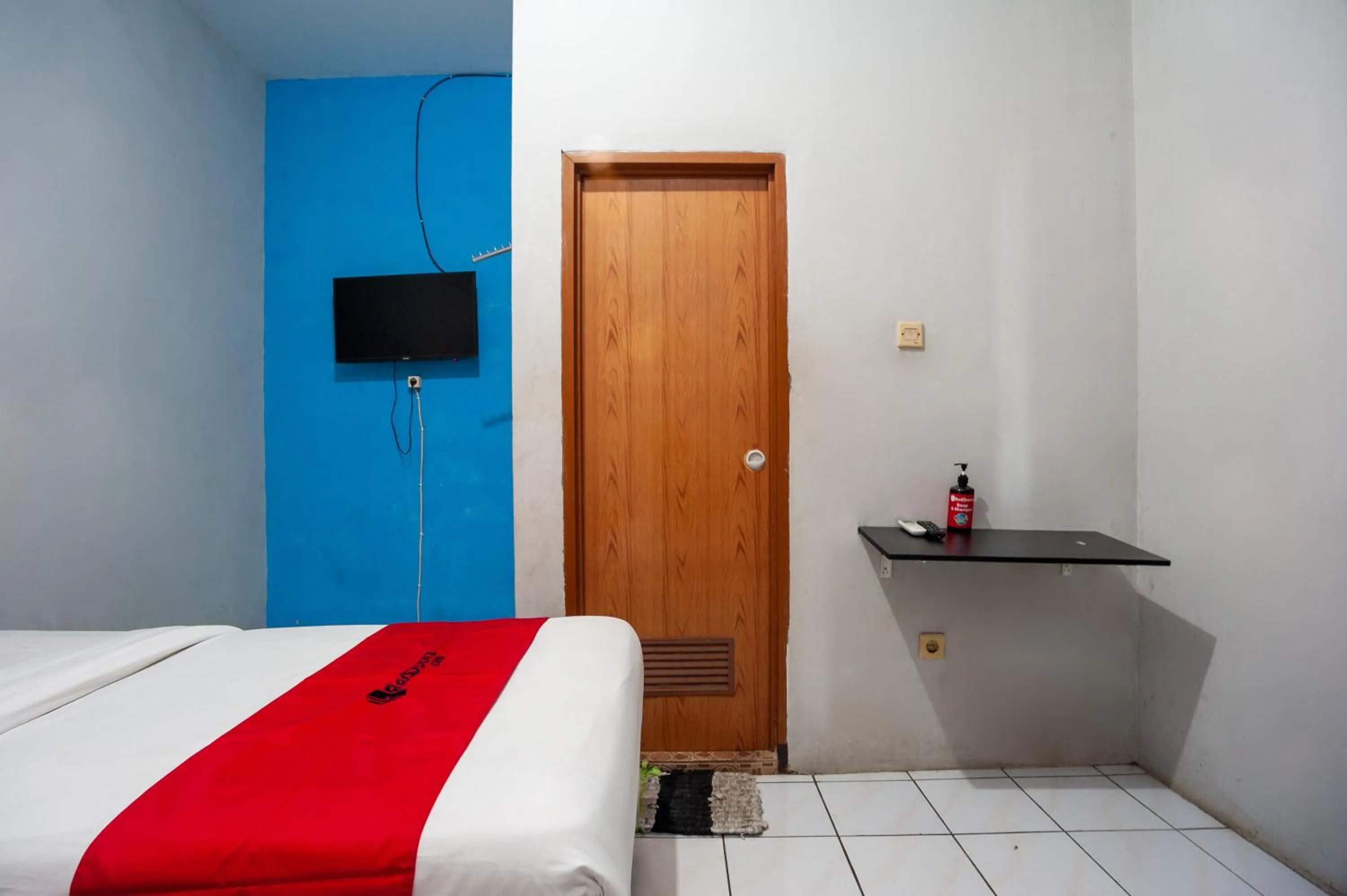 Bedroom, Bed in RedDoorz near Margonda Raya