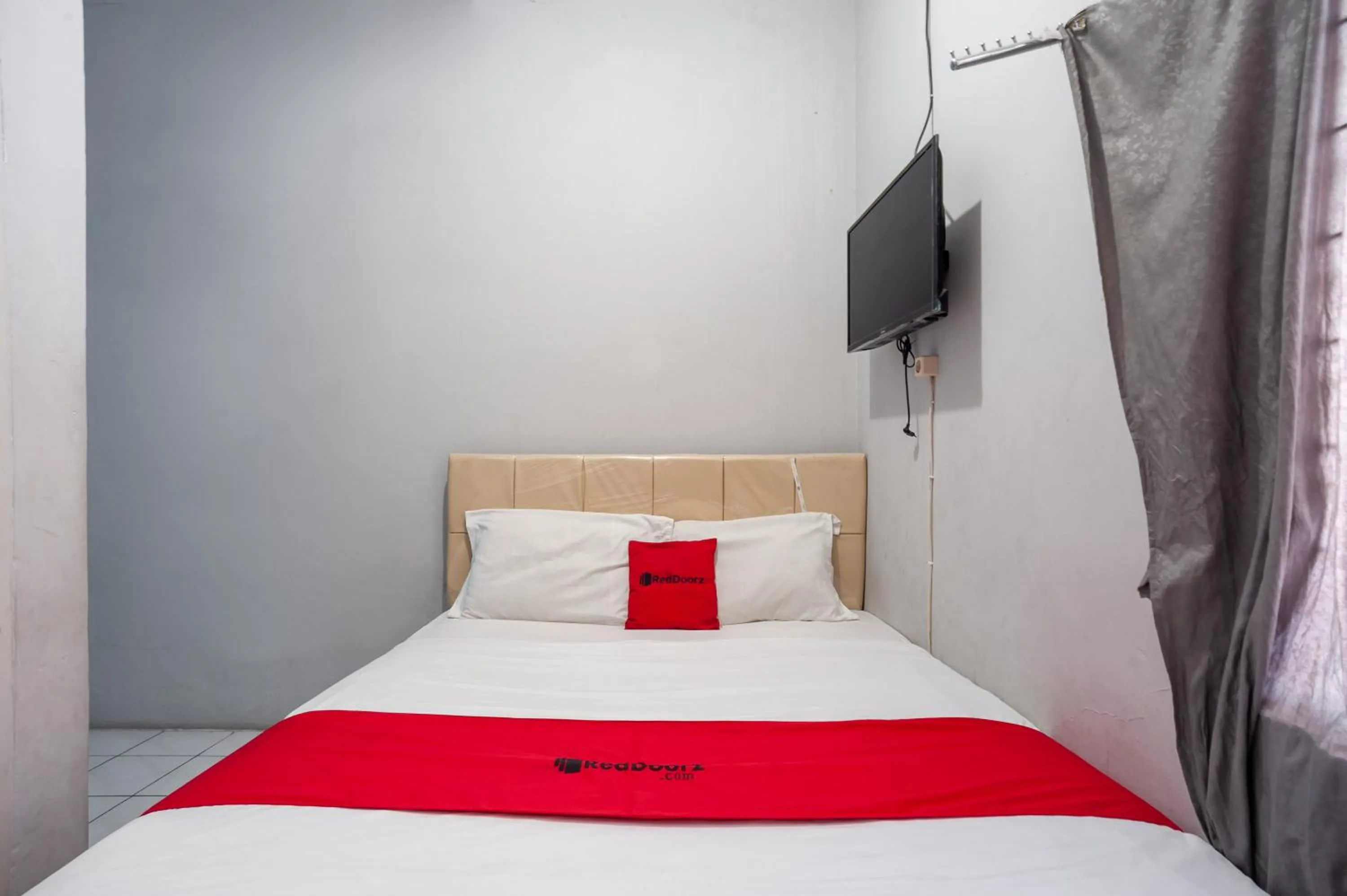 Bedroom, Bed in RedDoorz near Margonda Raya