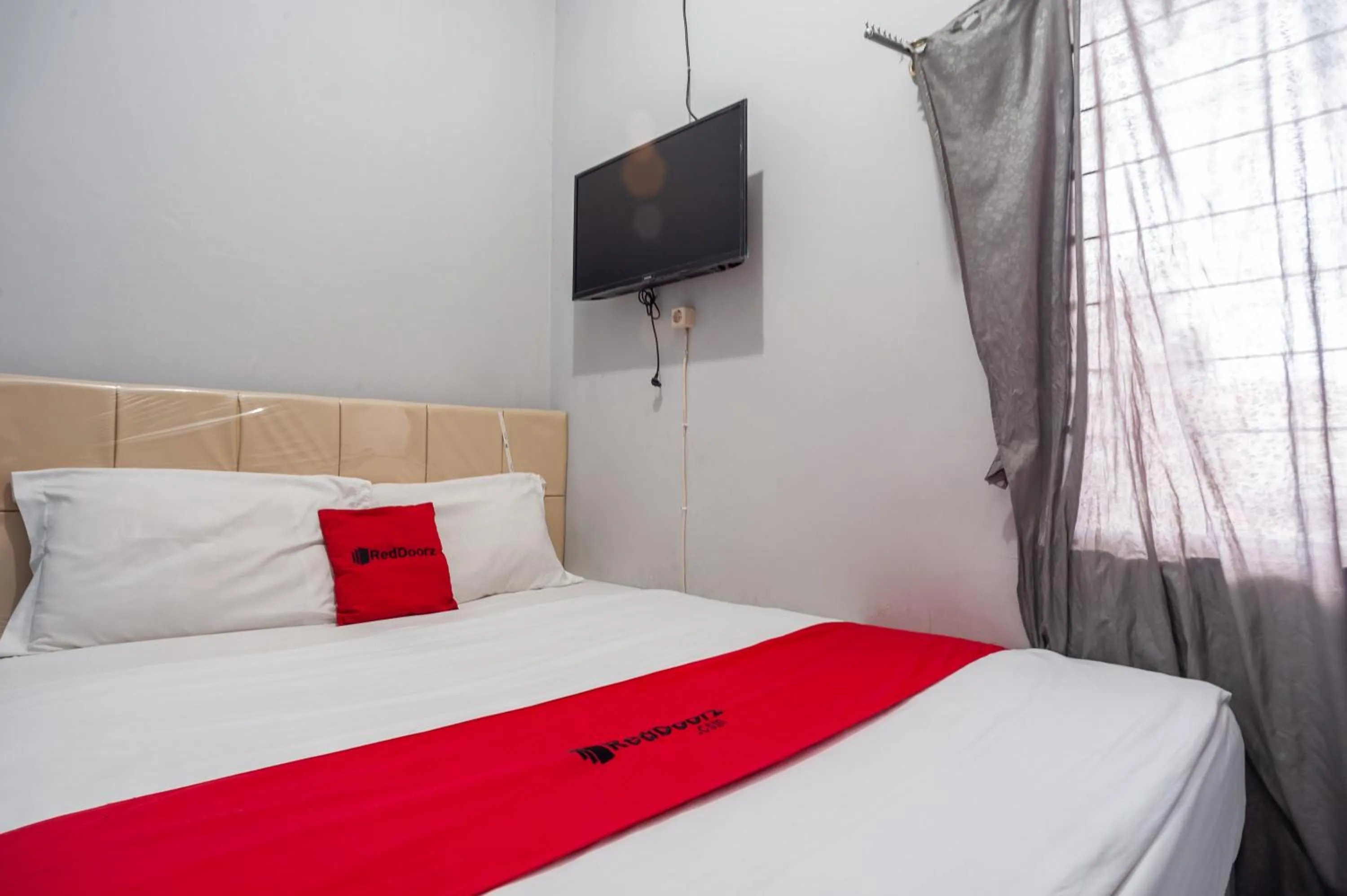 Bedroom, Bed in RedDoorz near Margonda Raya