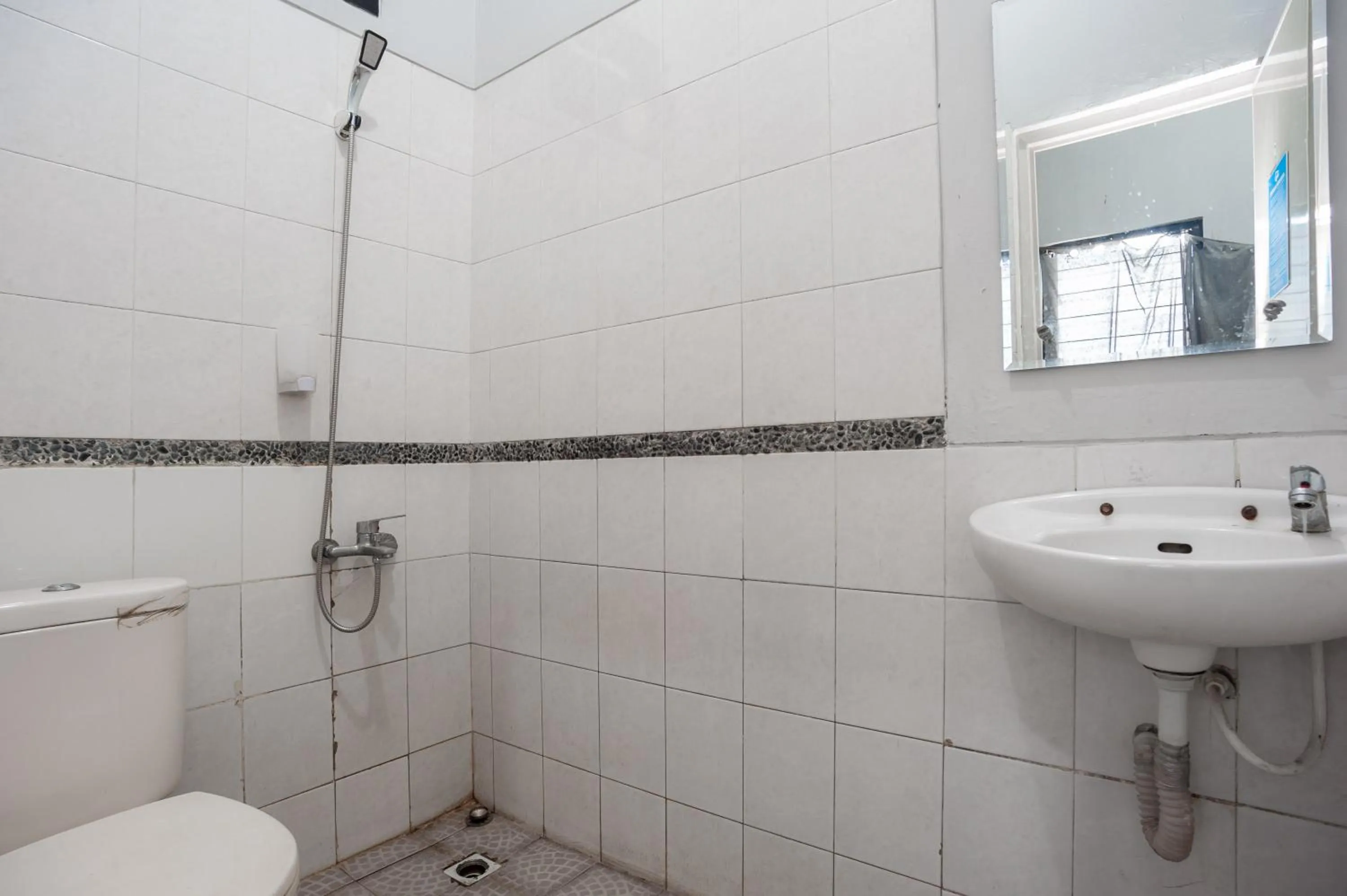 Bathroom in RedDoorz near Margonda Raya