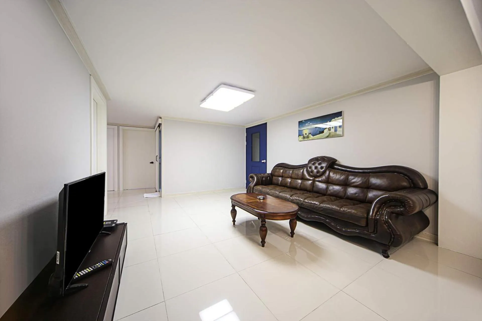 Communal lounge/ TV room in Welkin Hotel