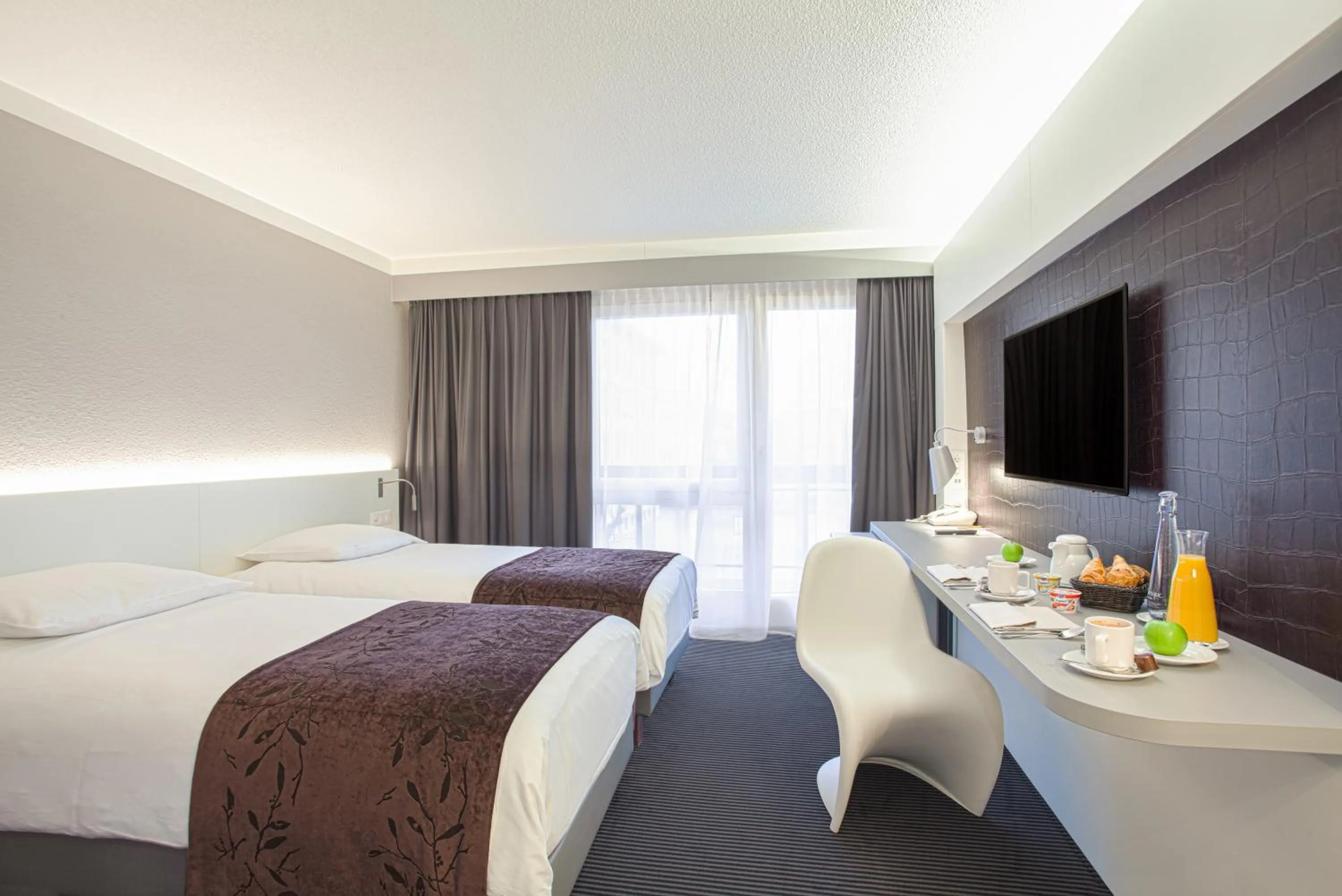 Photo of the whole room, Bed in Mercure Biel