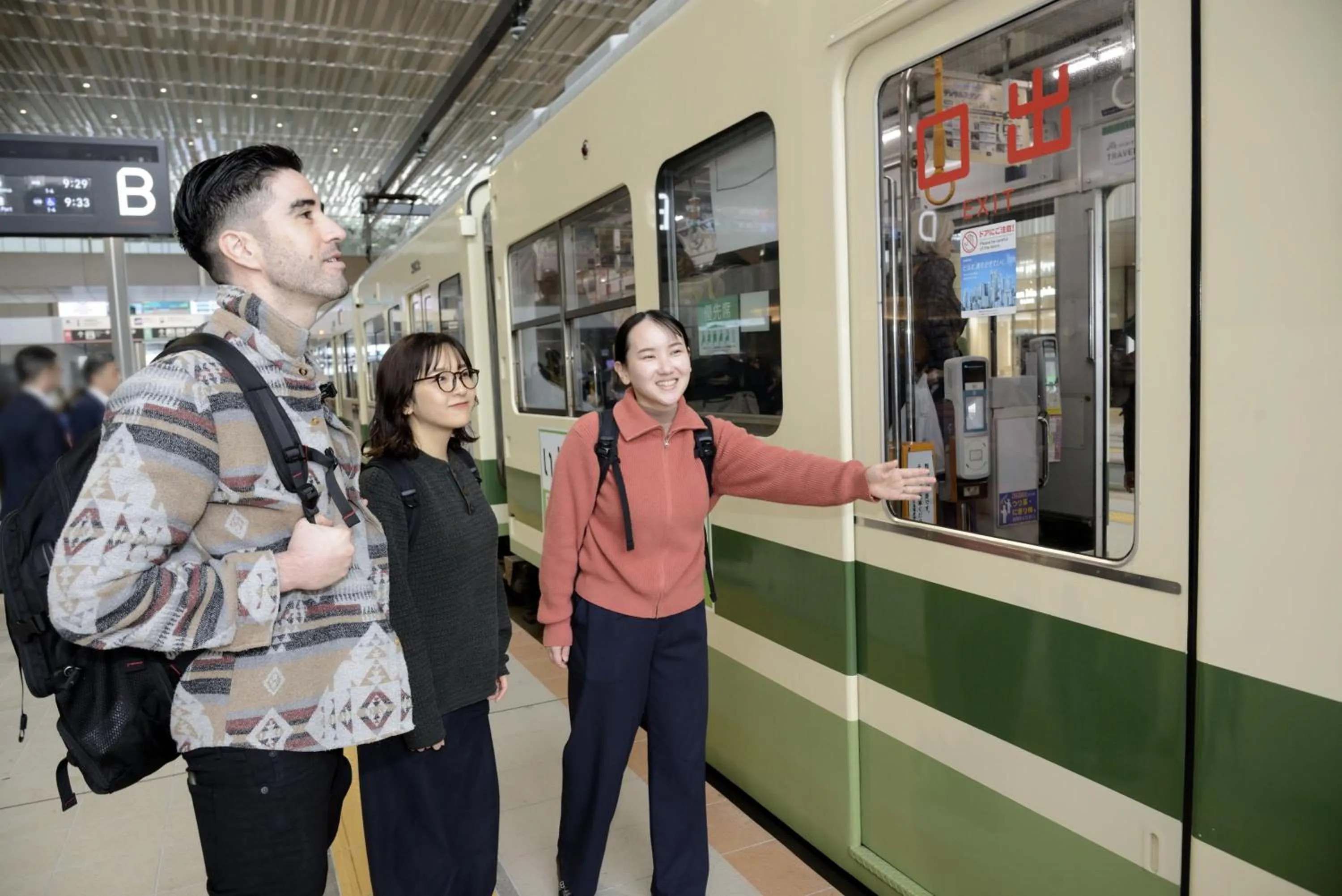 Staff in LAZULI Hiroshima Hotel and Lounge