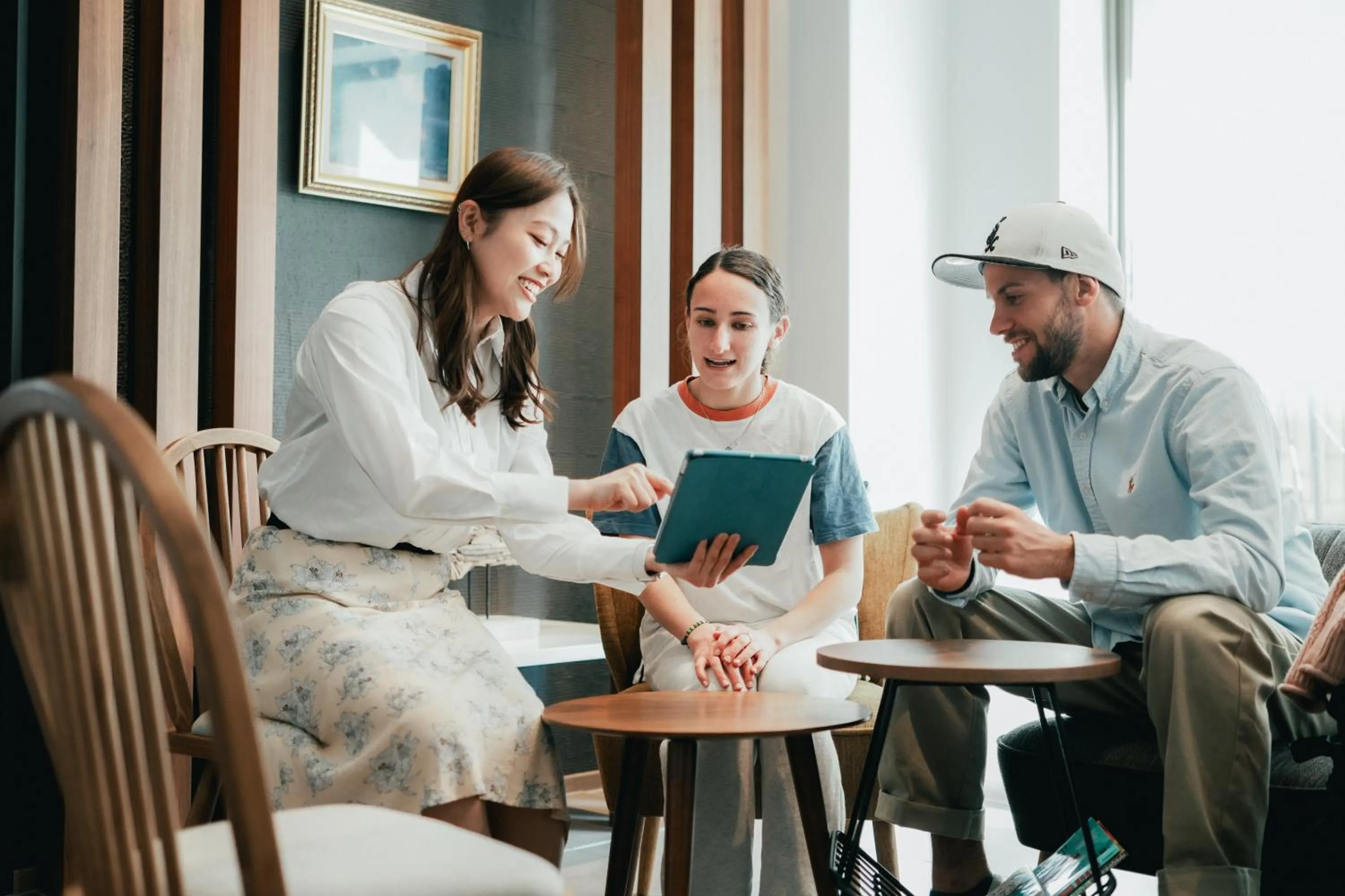 Communal lounge/ TV room in LAZULI Hiroshima Hotel and Lounge
