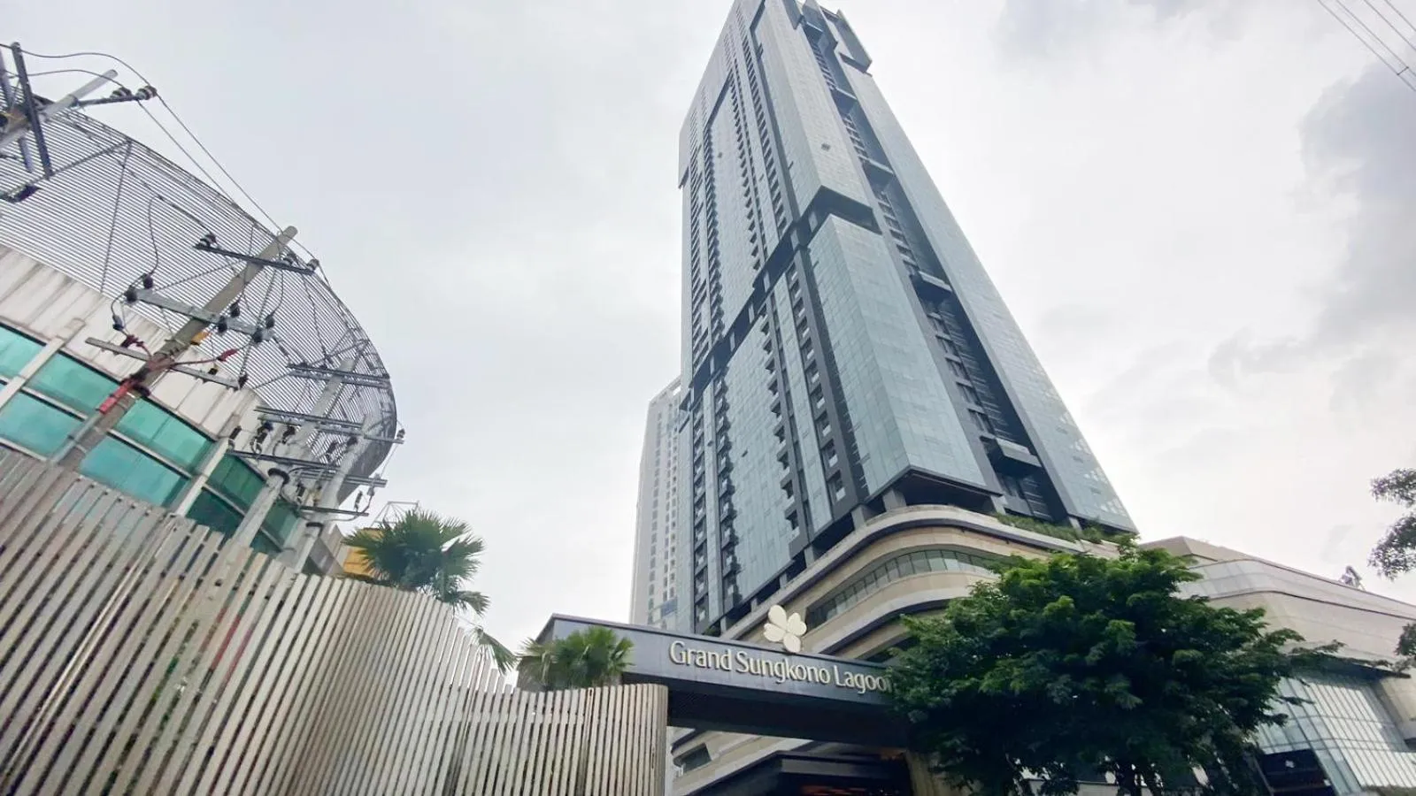 Property building in Lavish 2BR Apartment at Grand Sungkono Lagoon By Travelio