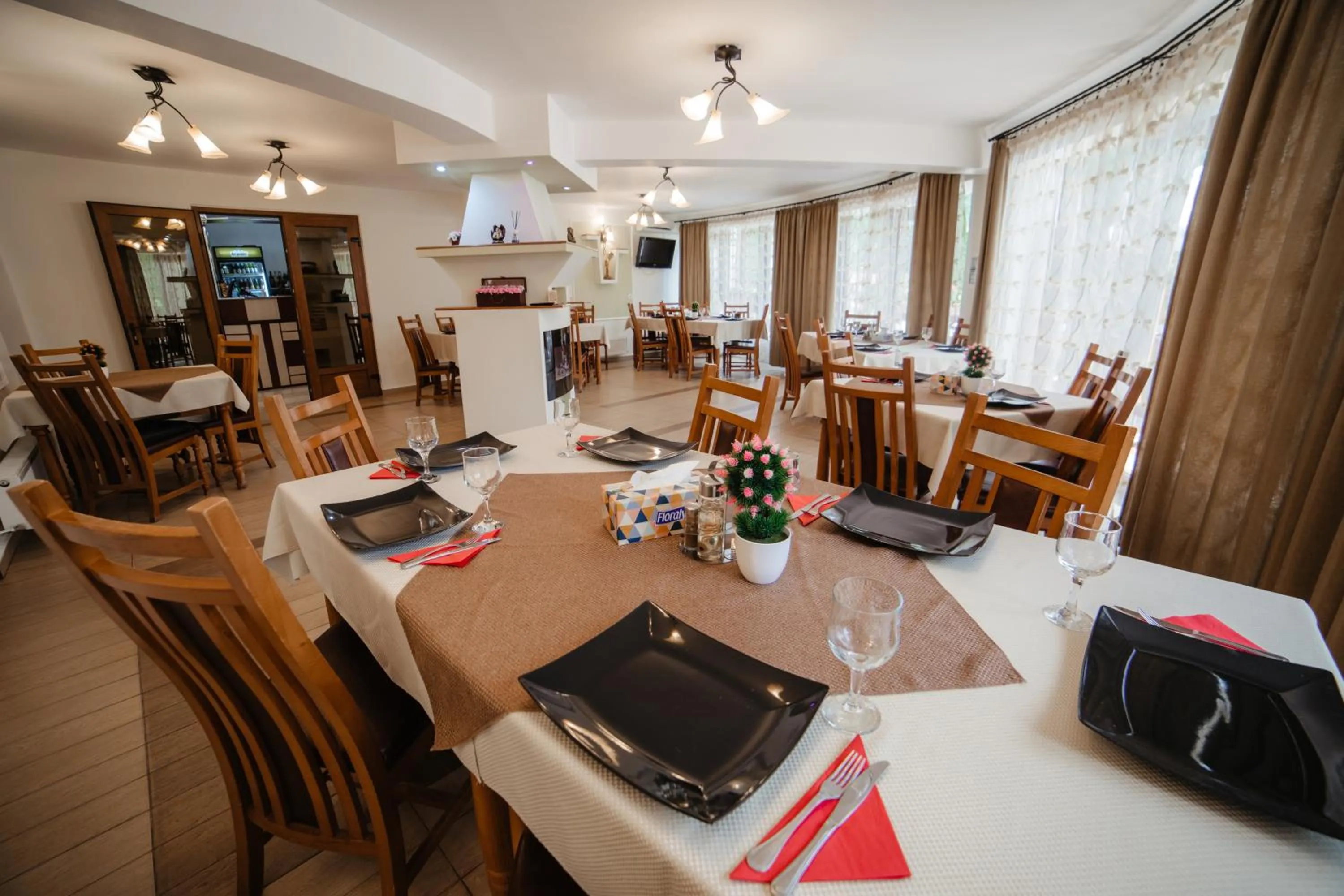 Restaurant/places to eat in Pensiunea Floare de Colţ