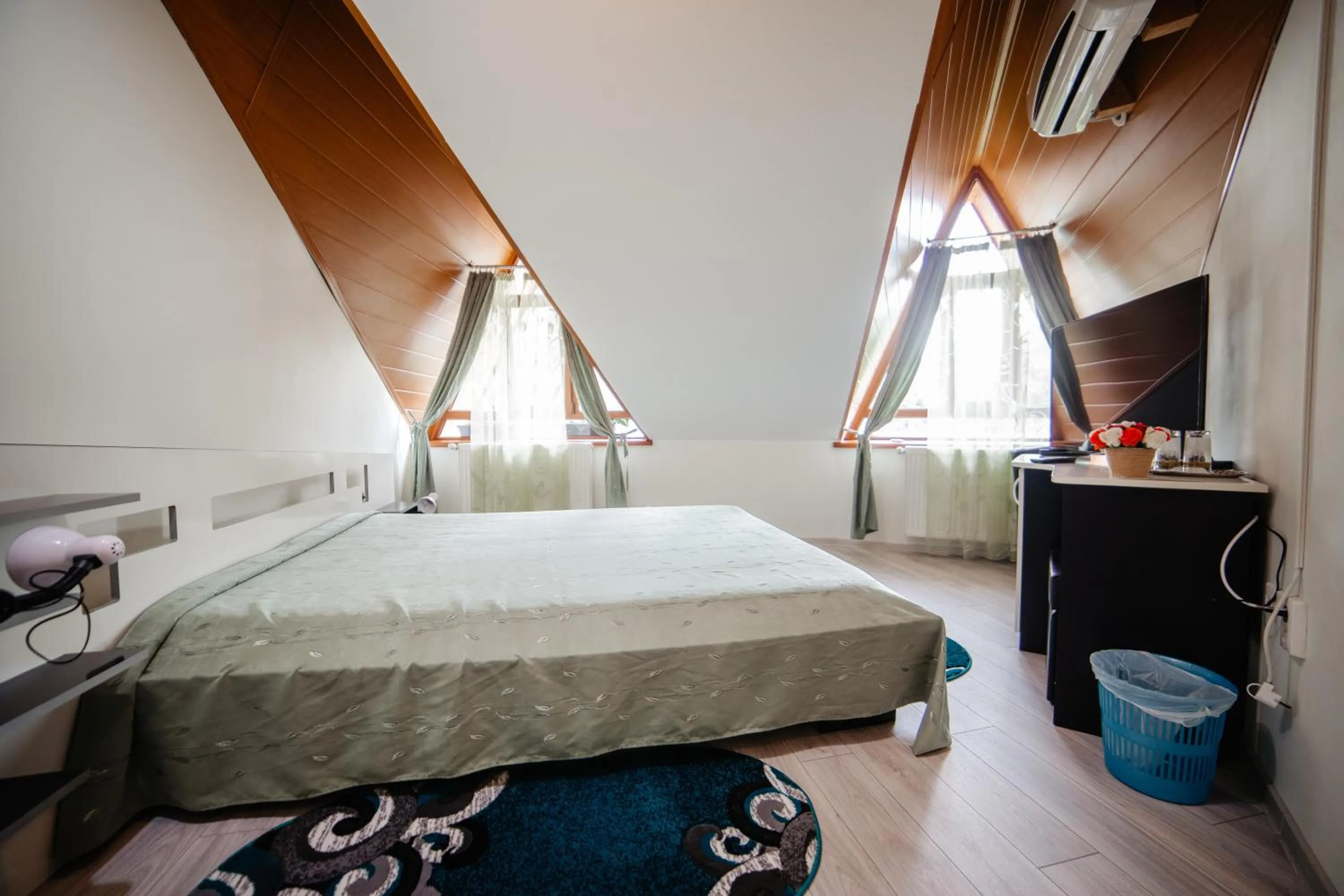 Bed in Pensiunea Floare de Colţ