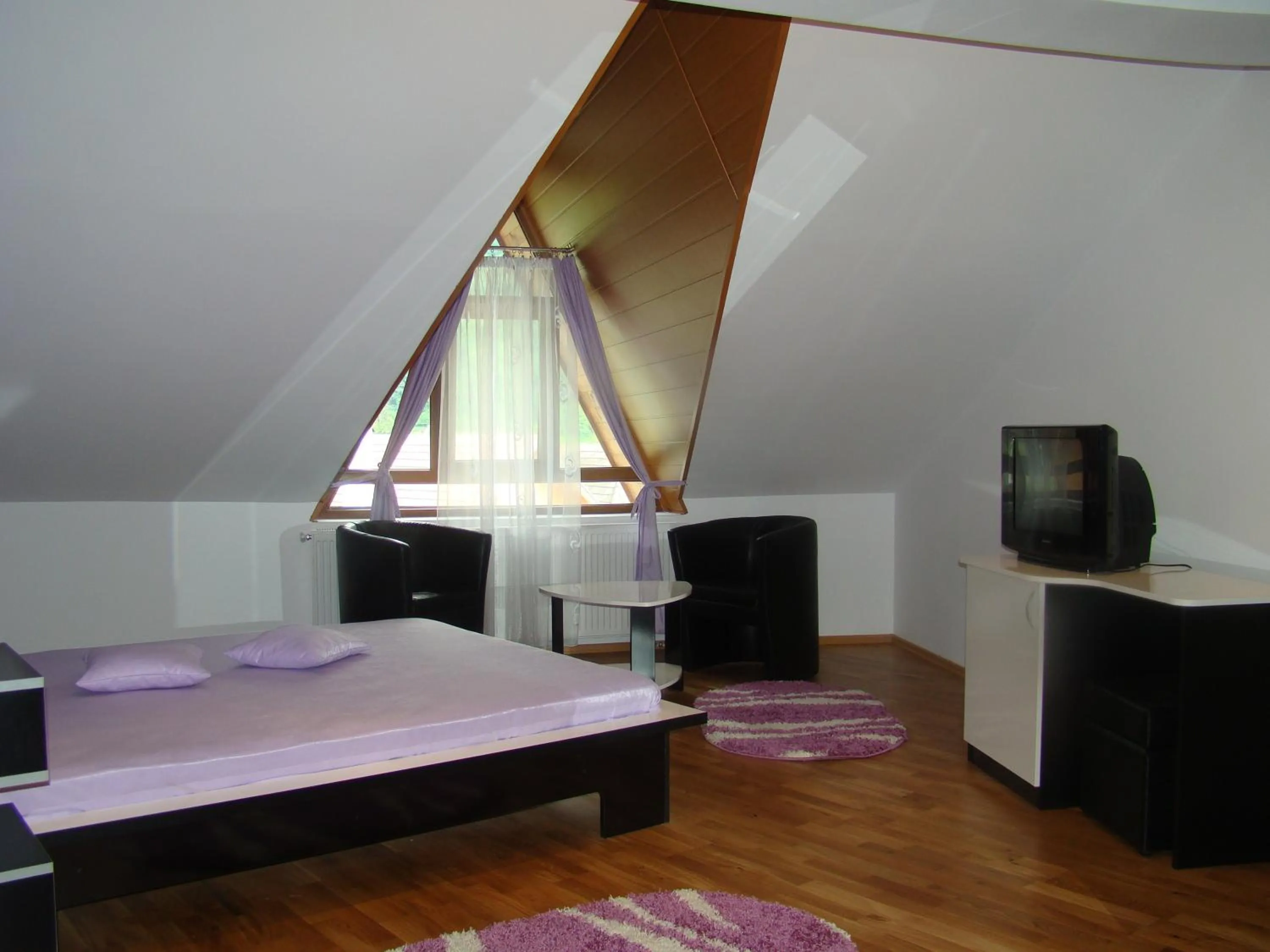 Bed in Pensiunea Floare de Colţ