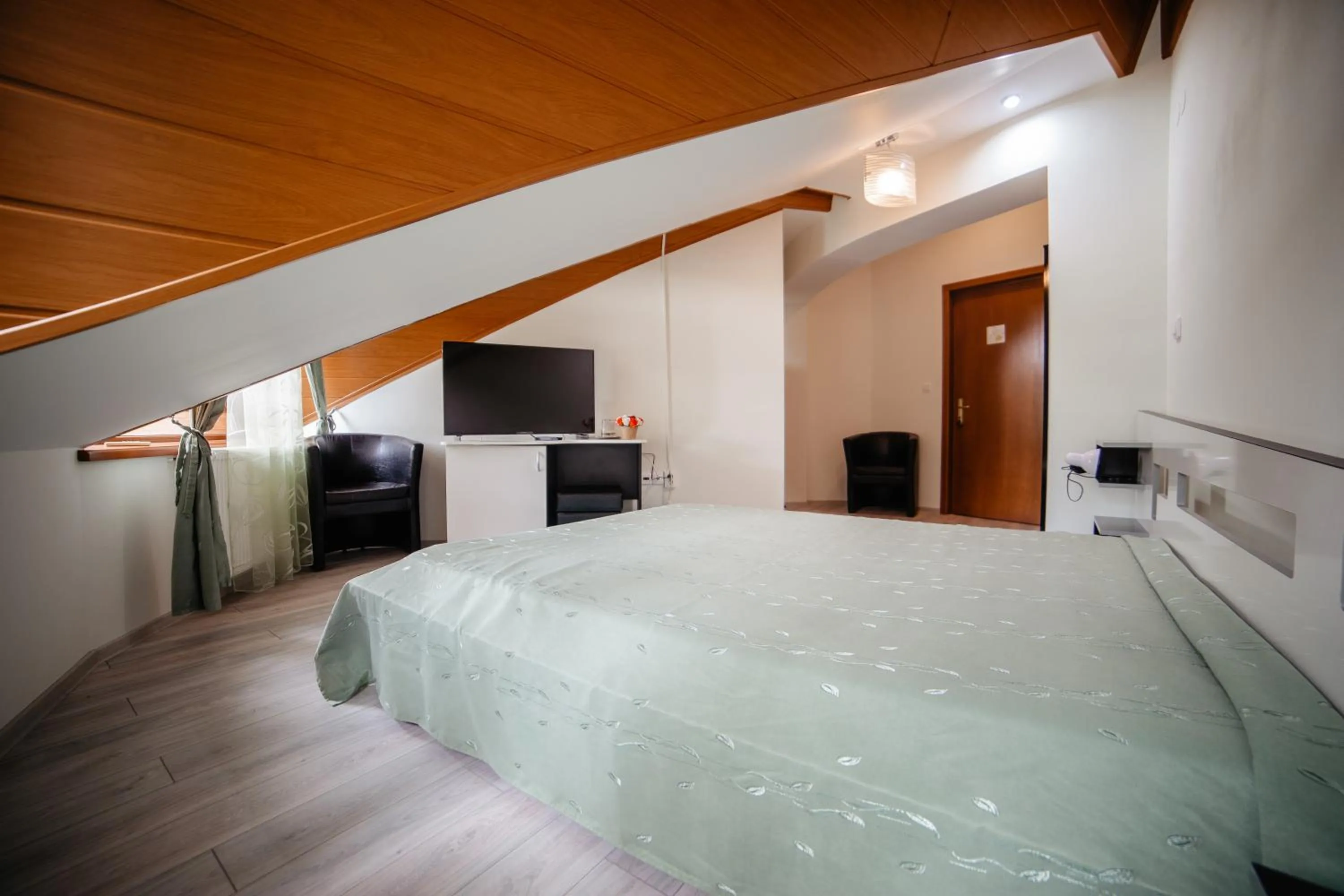 Communal lounge/ TV room in Pensiunea Floare de Colţ