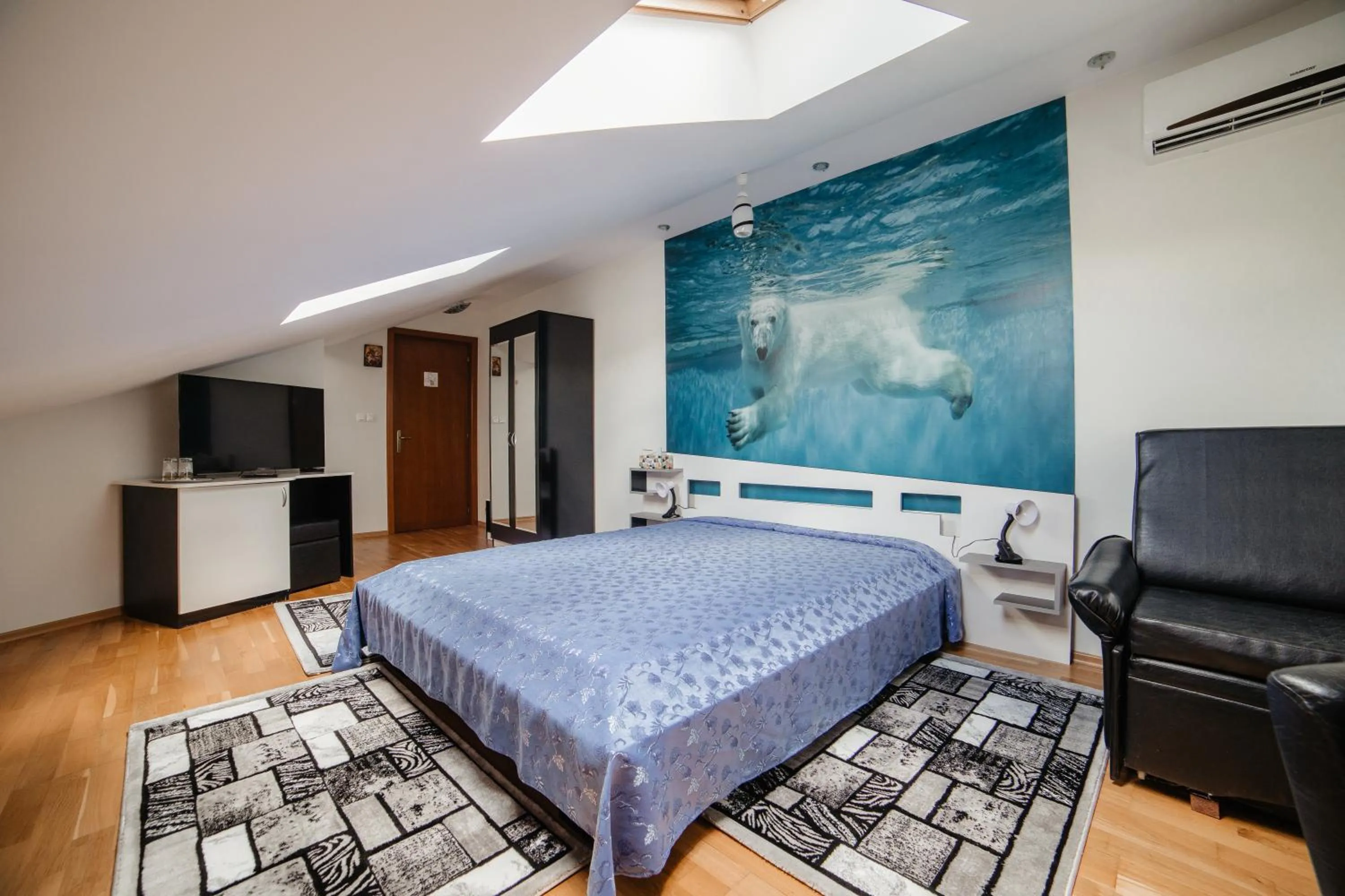 Bed in Pensiunea Floare de Colţ