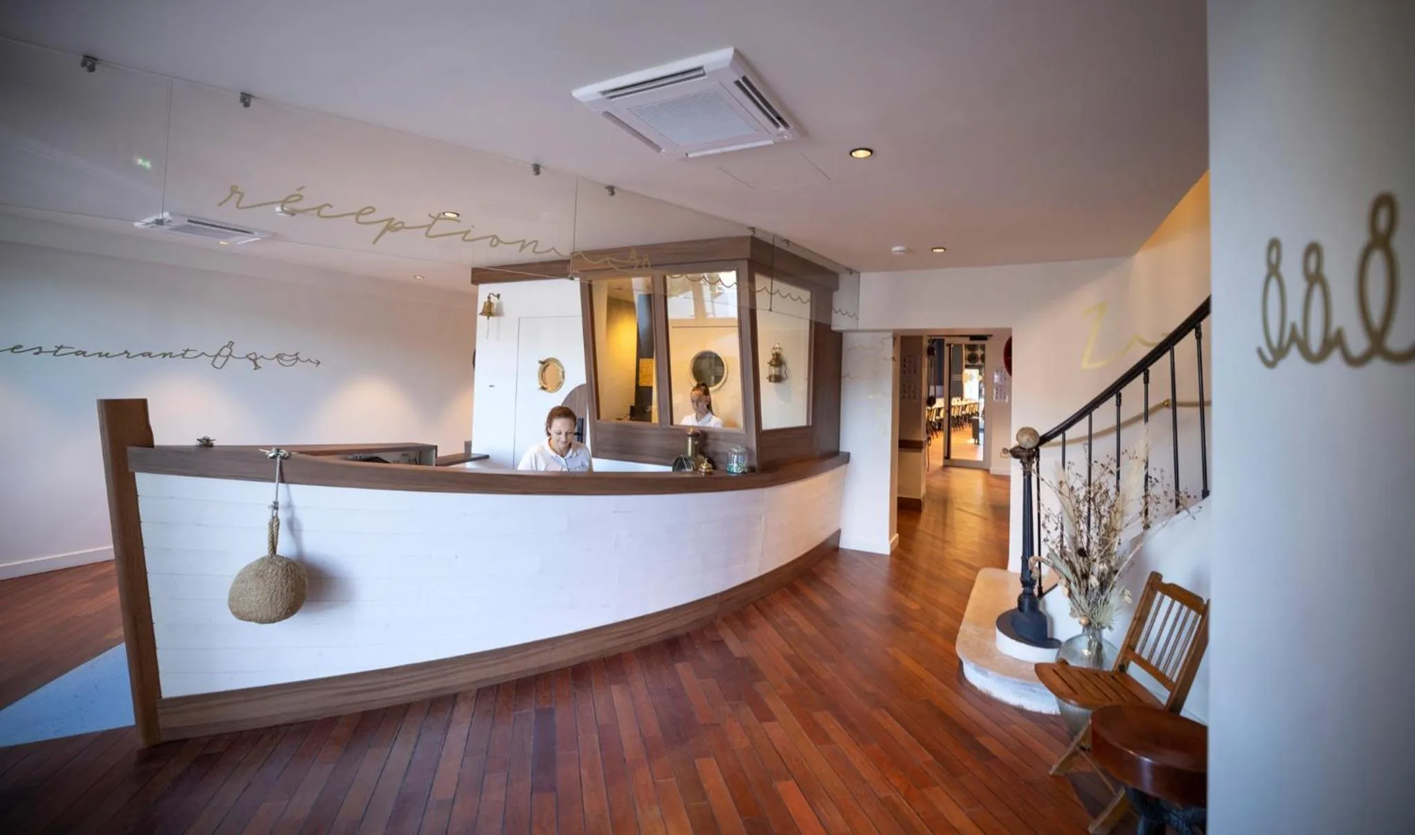 Staff in L'Eautel Toulon Centre Port