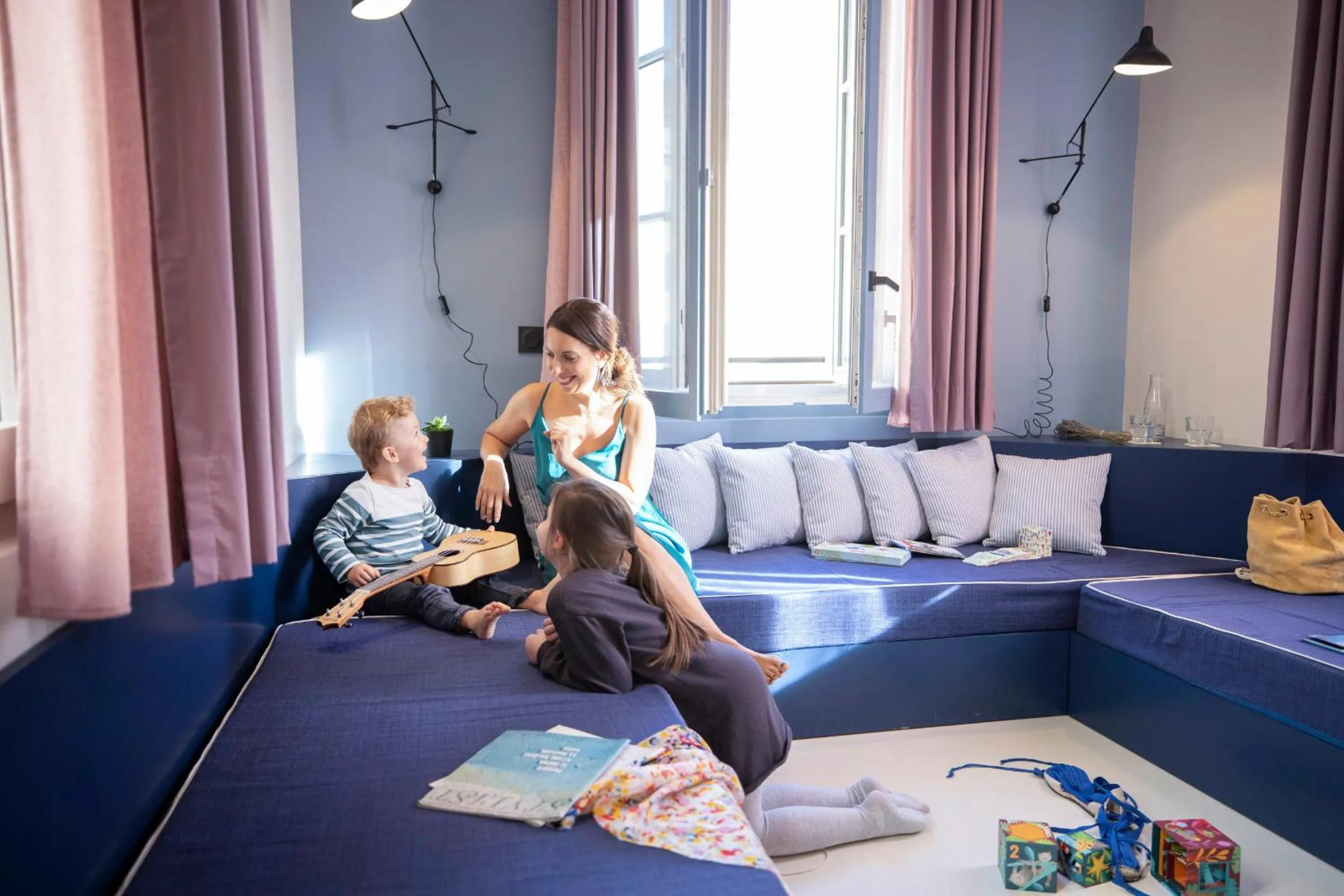 People in L'Eautel Toulon Centre Port