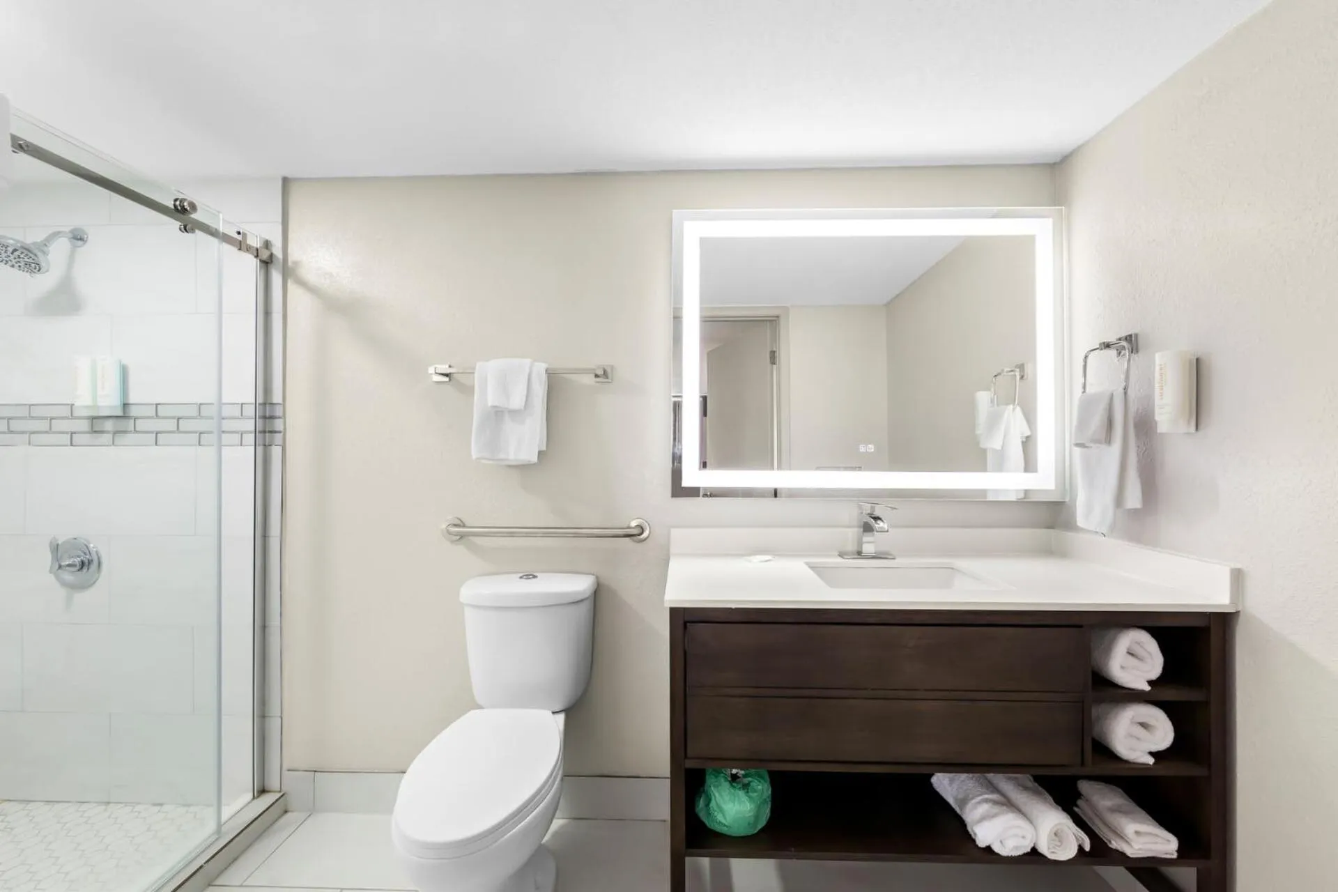 Shower in Clarion Inn & Suites near the Leconte Center Pigeon Forge