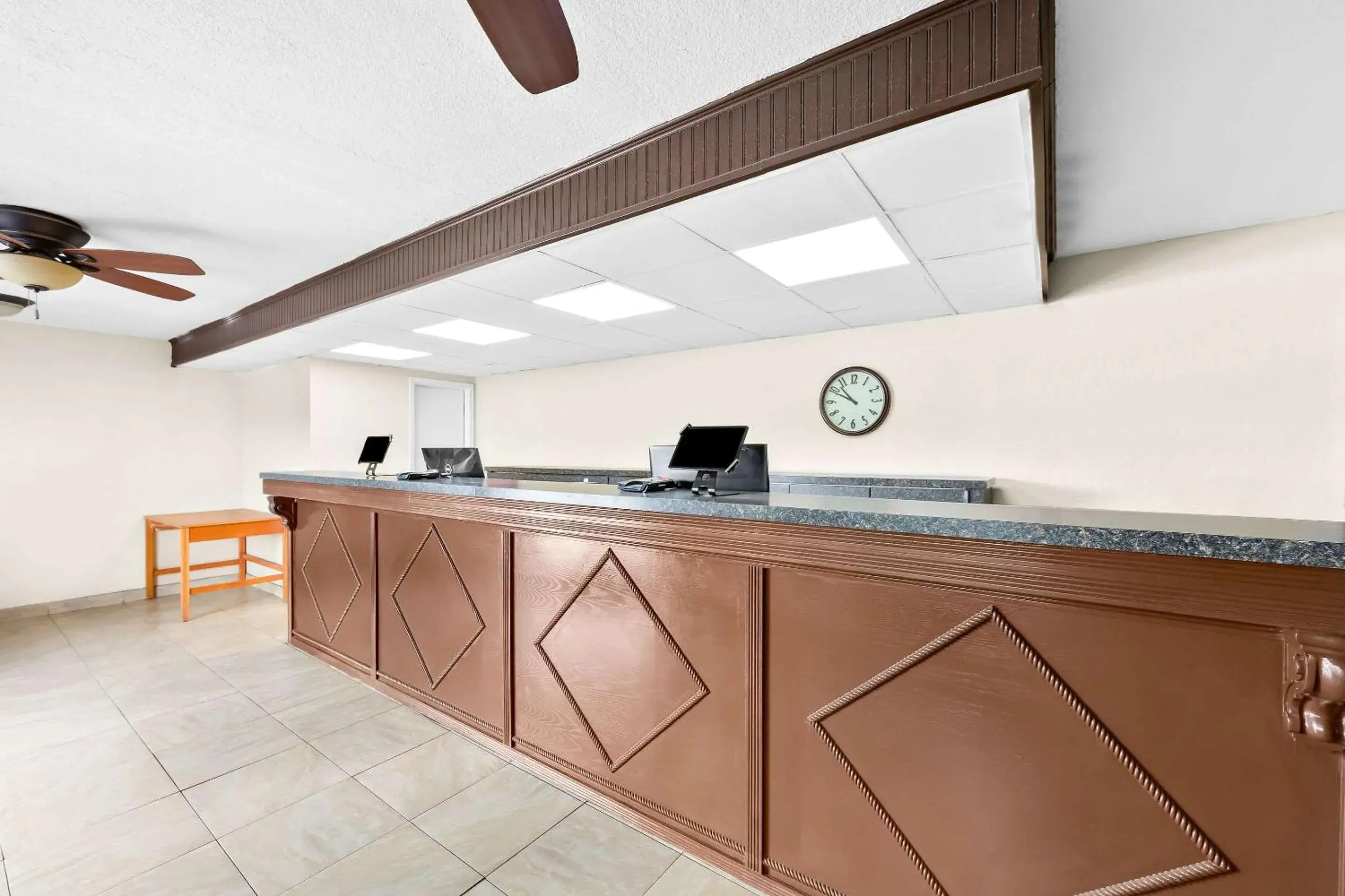 Lobby or reception in Clarion Inn & Suites near the Leconte Center Pigeon Forge Lobby or reception in Clarion Inn & Suites near the Leconte Center Pigeon Forge