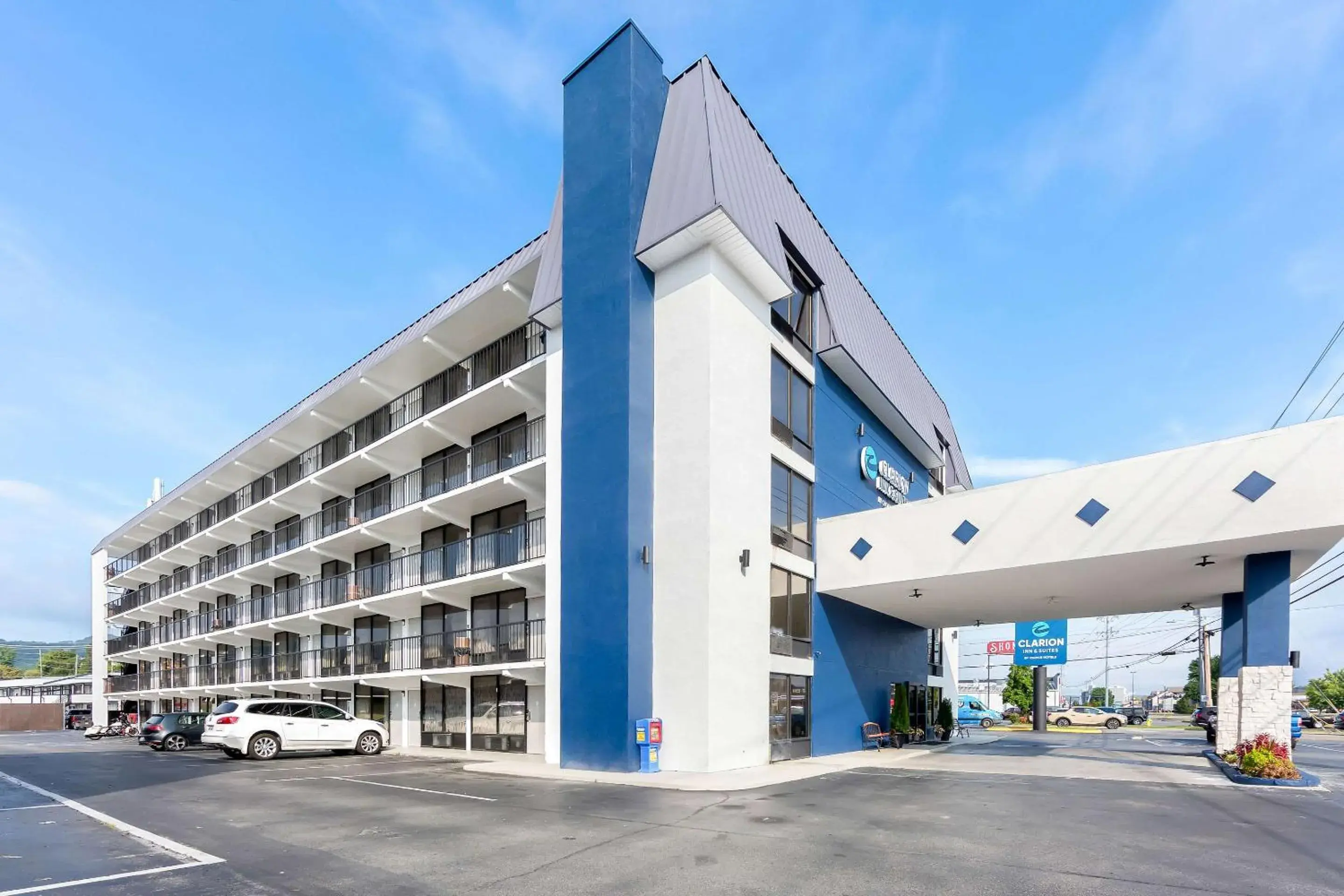 Property building in Clarion Inn & Suites near the Leconte Center Pigeon Forge Property building in Clarion Inn & Suites near the Leconte Center Pigeon Forge