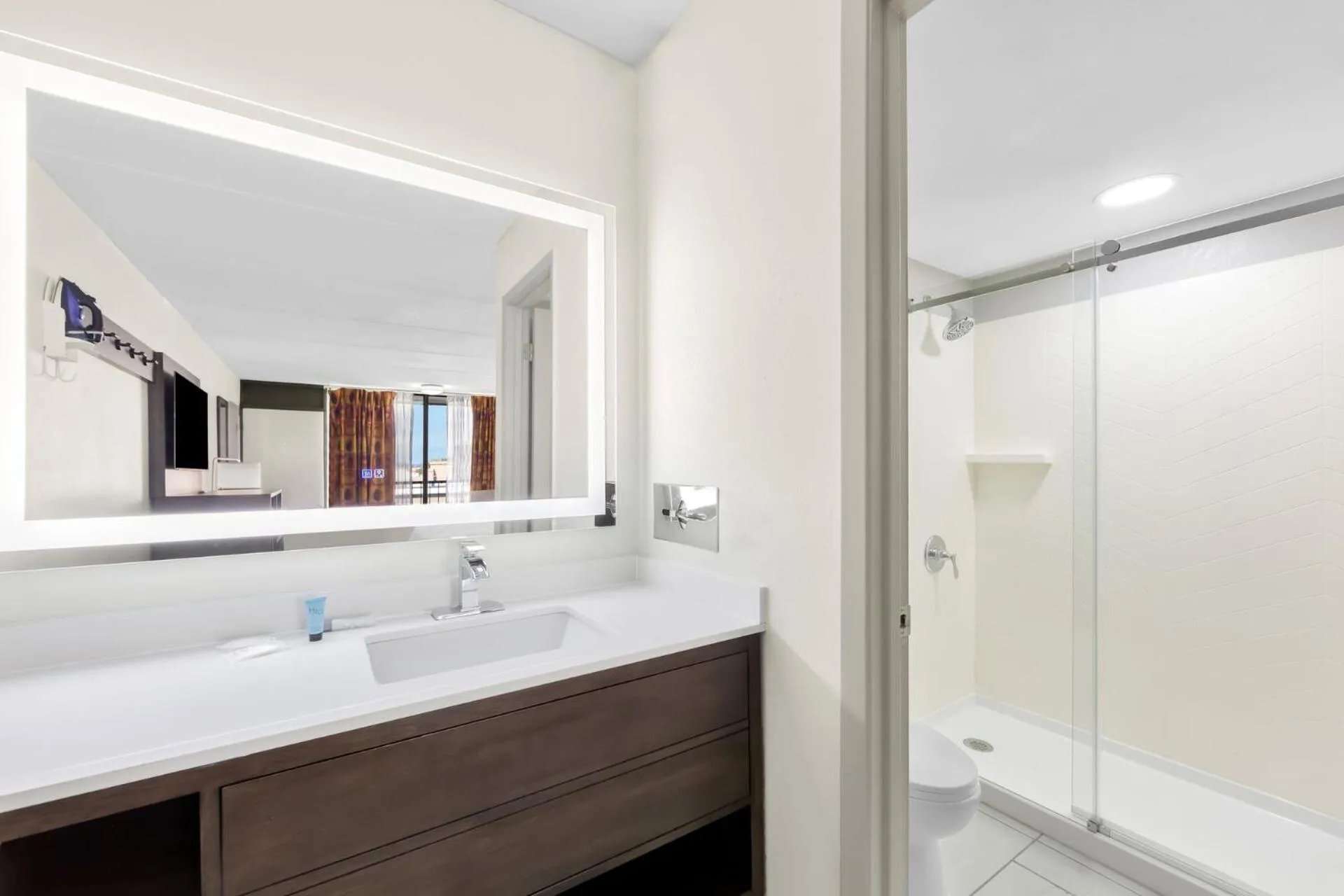 Shower in Clarion Inn & Suites near the Leconte Center Pigeon Forge