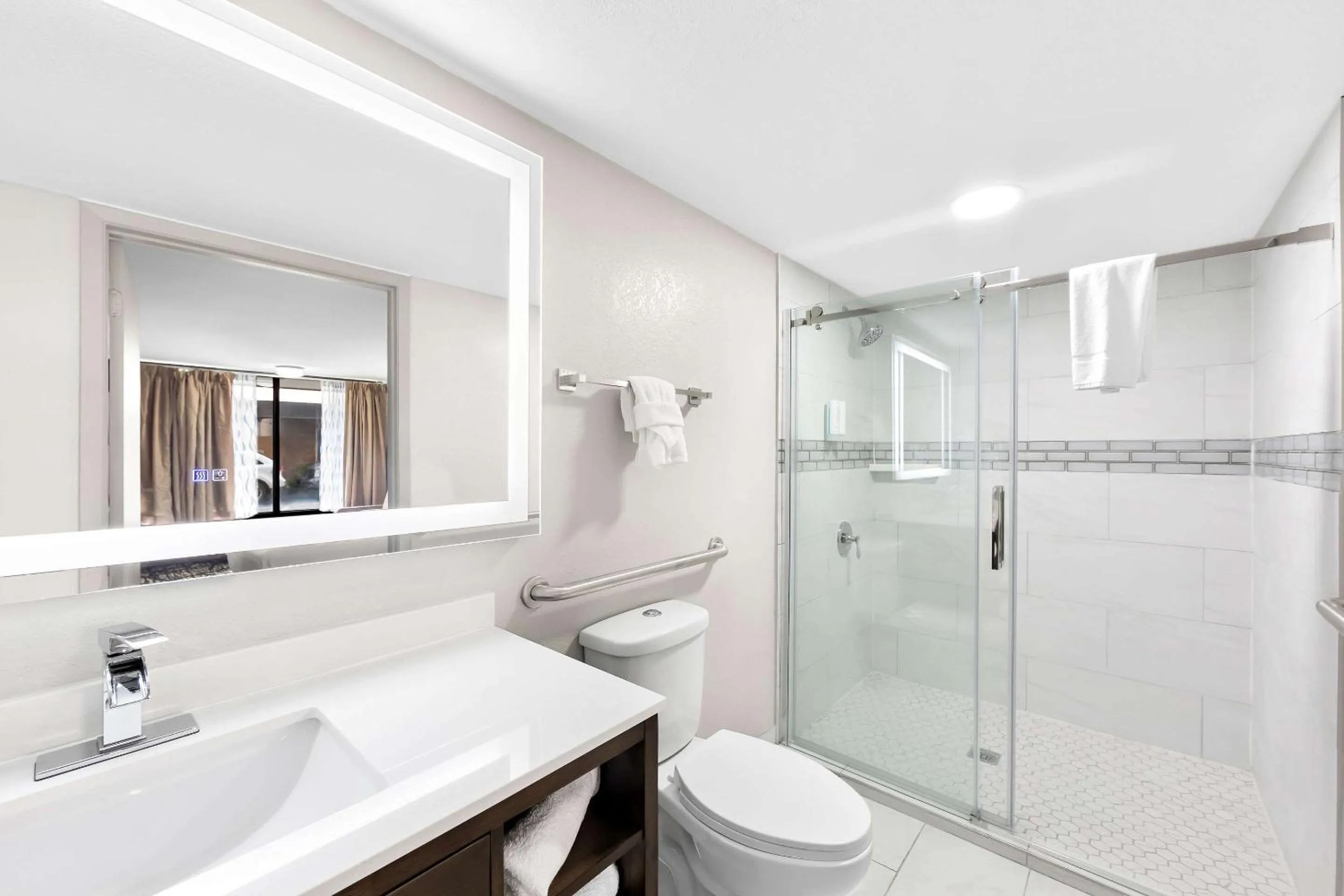 Bedroom in Clarion Inn & Suites near the Leconte Center Pigeon Forge