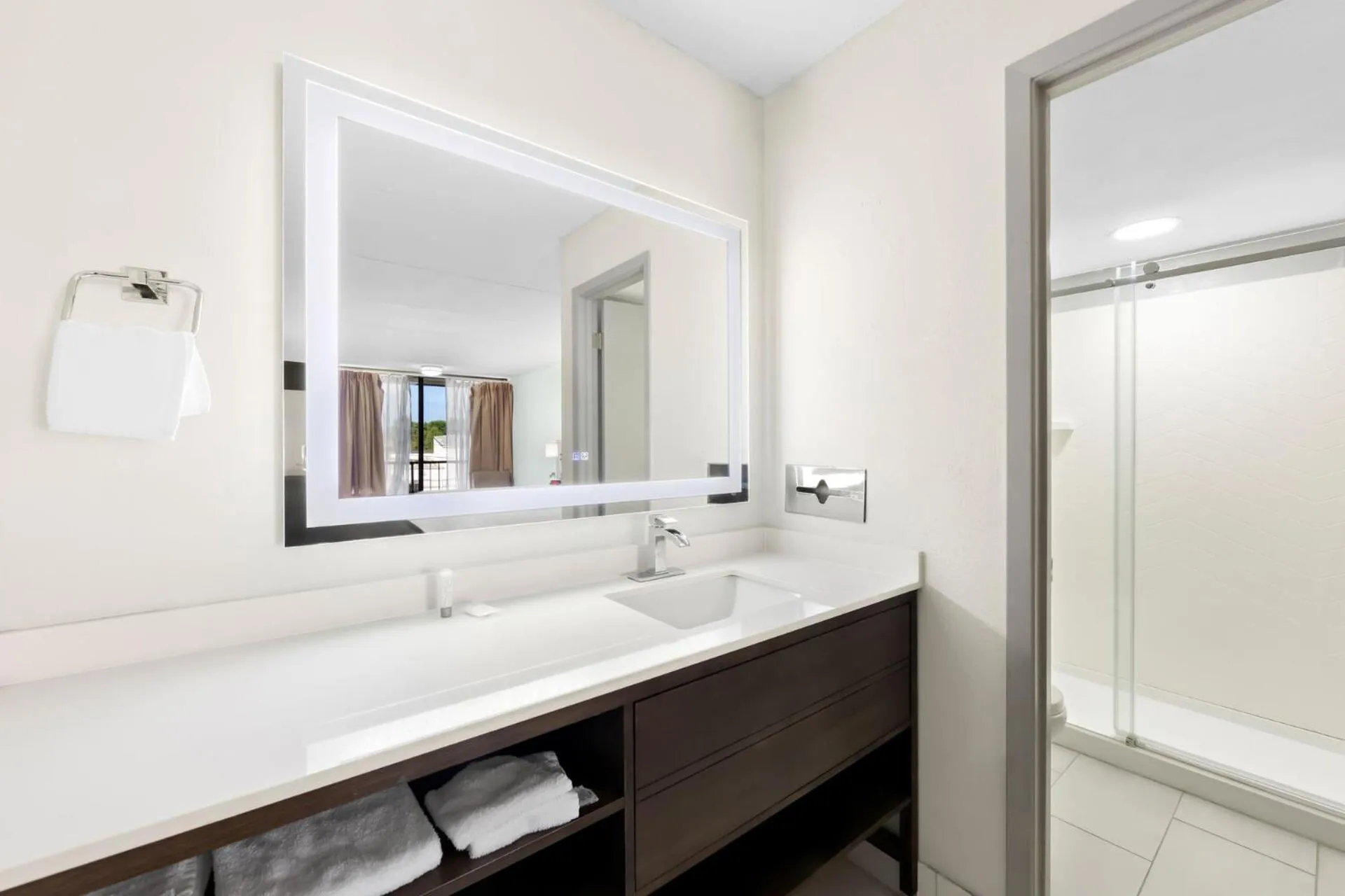 Shower in Clarion Inn & Suites near the Leconte Center Pigeon Forge