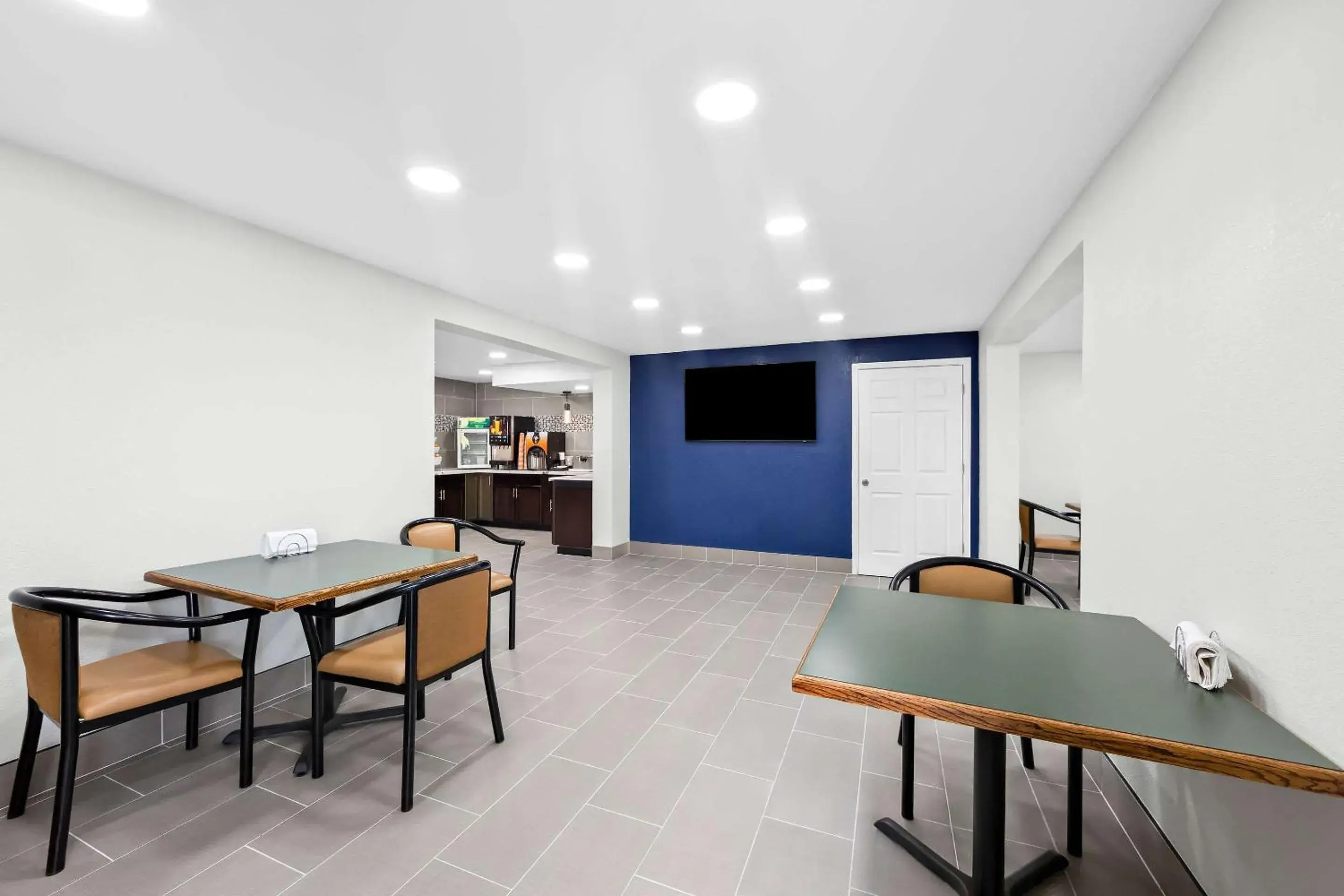 Breakfast in Clarion Inn & Suites near the Leconte Center Pigeon Forge Breakfast in Clarion Inn & Suites near the Leconte Center Pigeon Forge