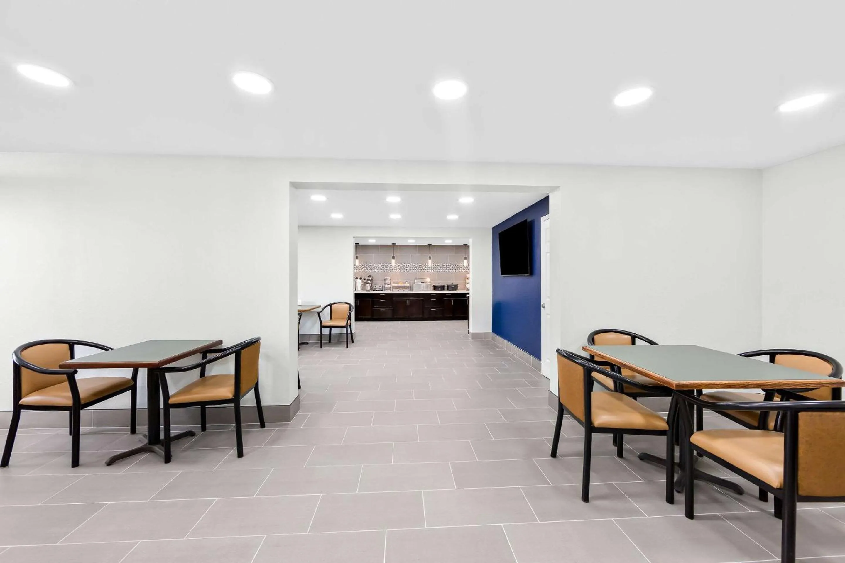 Breakfast in Clarion Inn & Suites near the Leconte Center Pigeon Forge