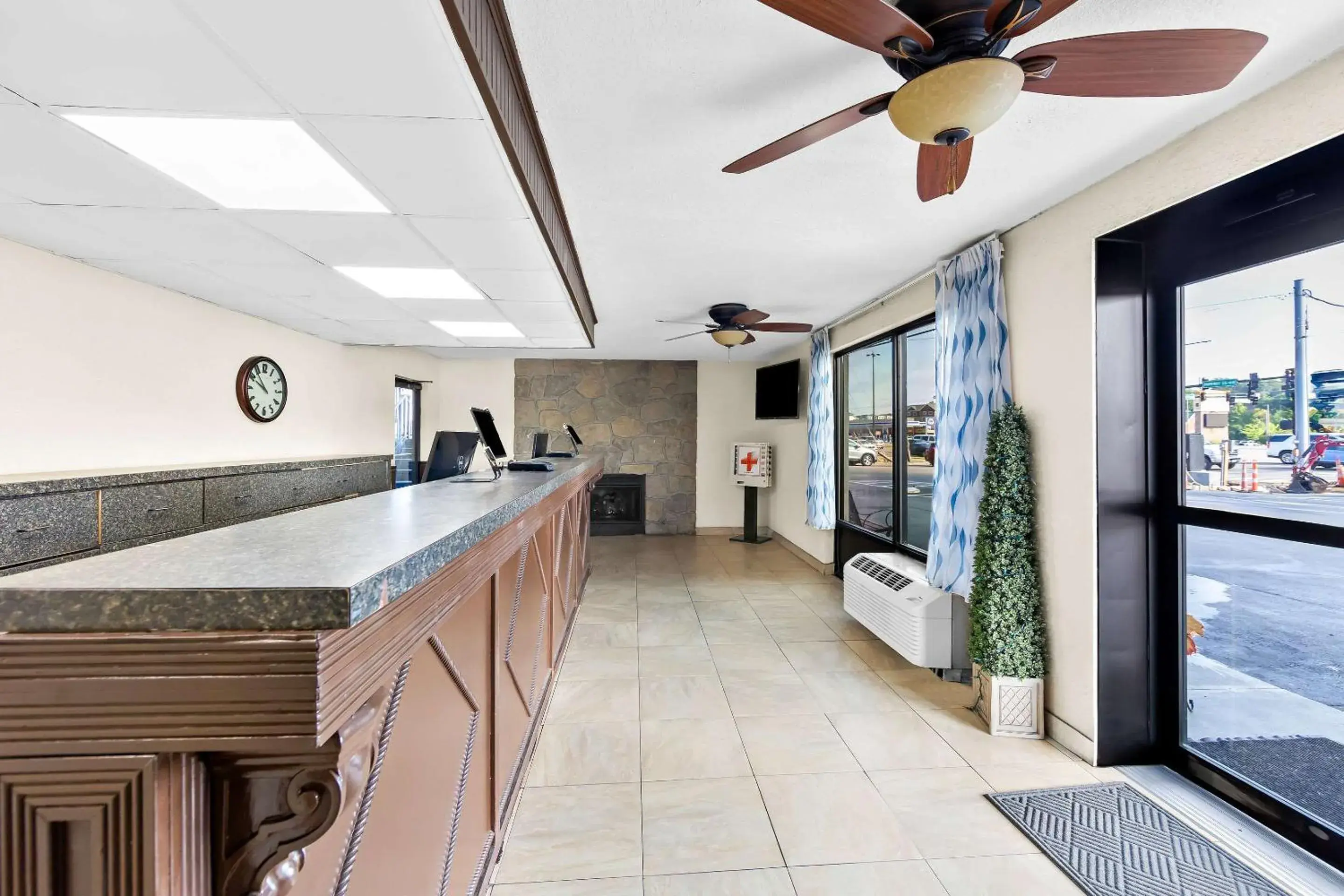 Lobby or reception in Clarion Inn & Suites near the Leconte Center Pigeon Forge Lobby or reception in Clarion Inn & Suites near the Leconte Center Pigeon Forge