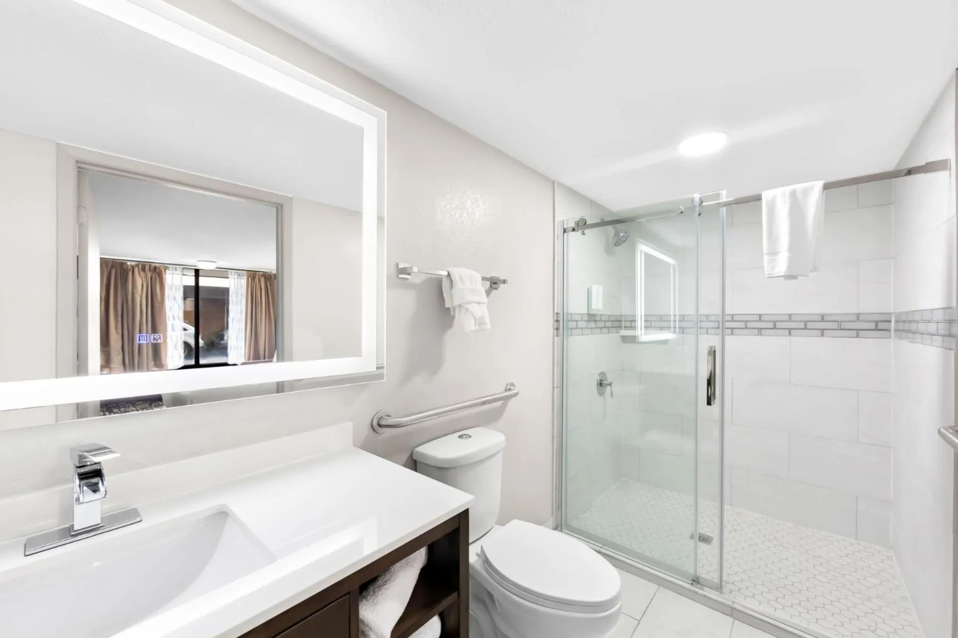 Shower in Clarion Inn & Suites near the Leconte Center Pigeon Forge