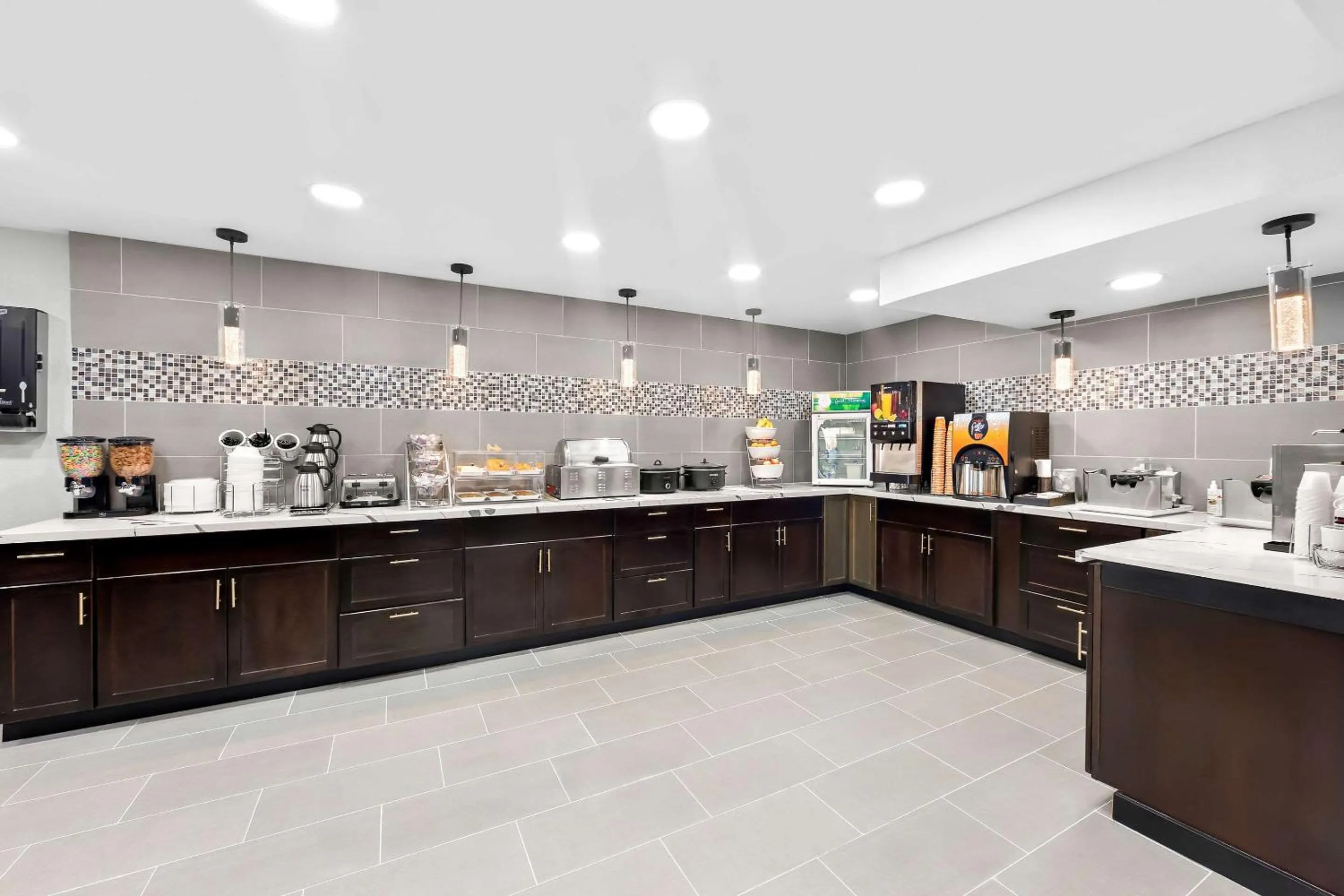 Breakfast in Clarion Inn & Suites near the Leconte Center Pigeon Forge