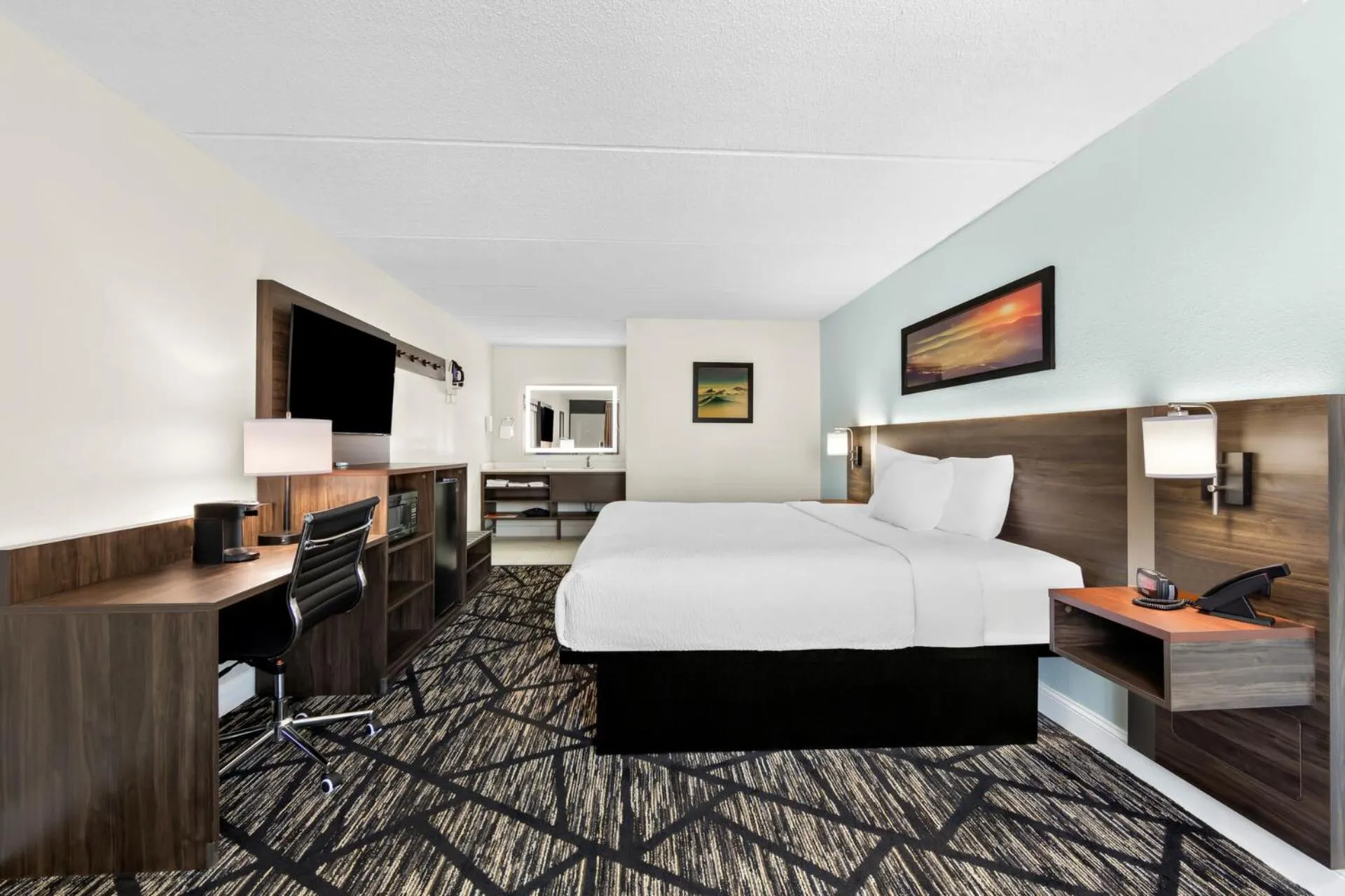 Bed in Clarion Inn & Suites near the Leconte Center Pigeon Forge