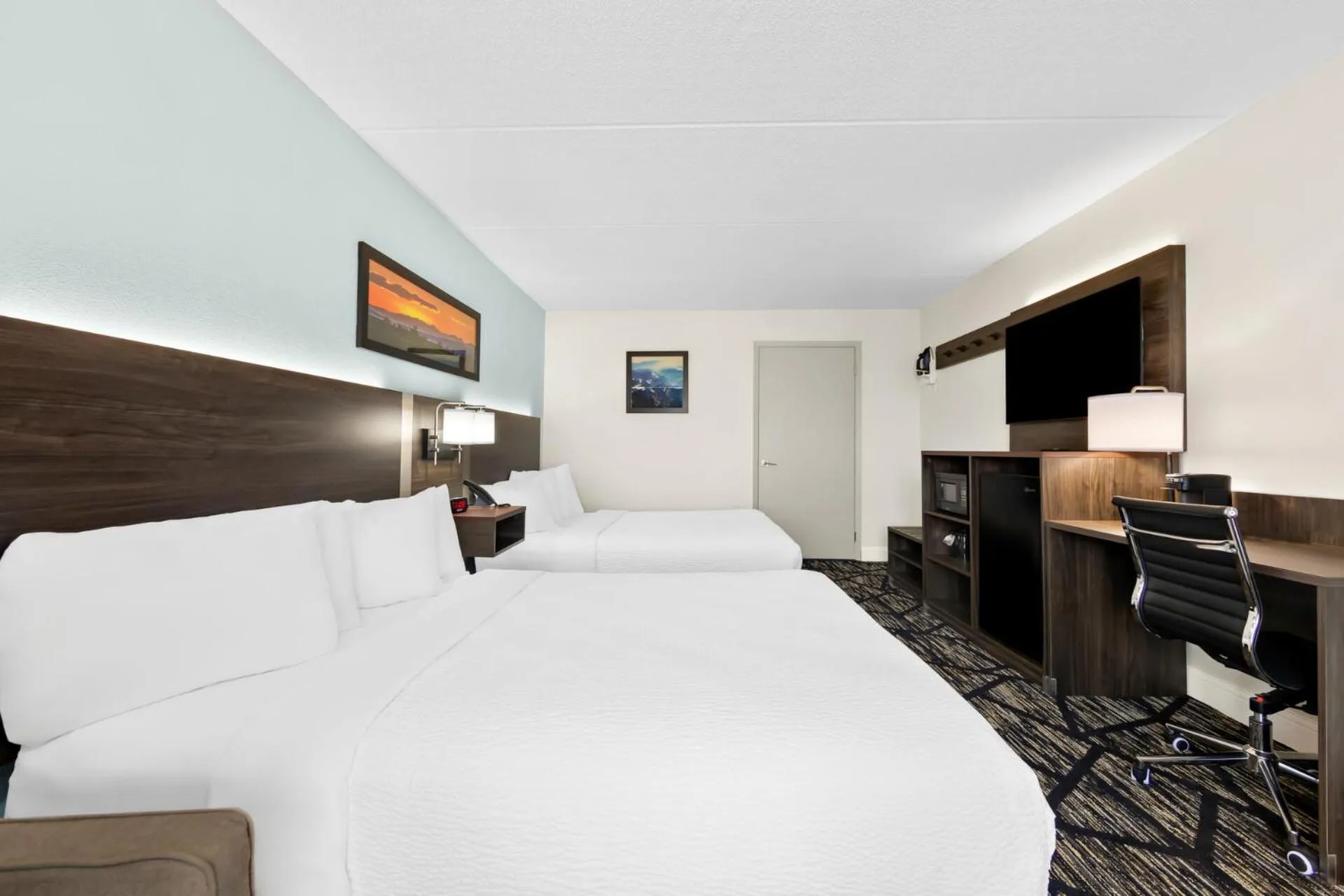 Bed in Clarion Inn & Suites near the Leconte Center Pigeon Forge