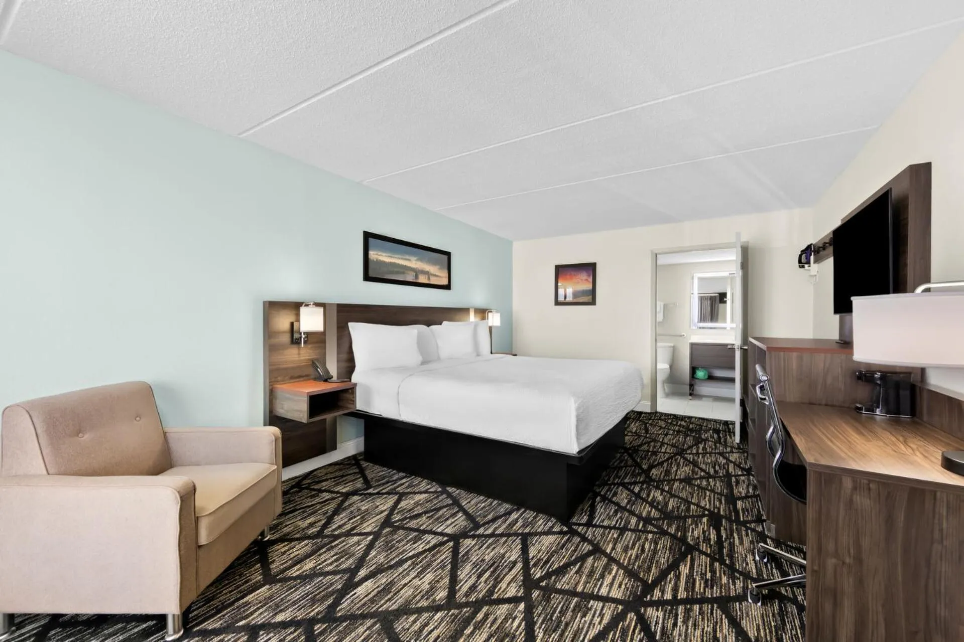 Bed in Clarion Inn & Suites near the Leconte Center Pigeon Forge