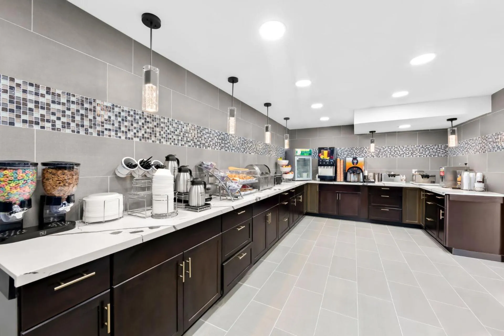 Coffee/tea facilities in Clarion Inn & Suites near the Leconte Center Pigeon Forge