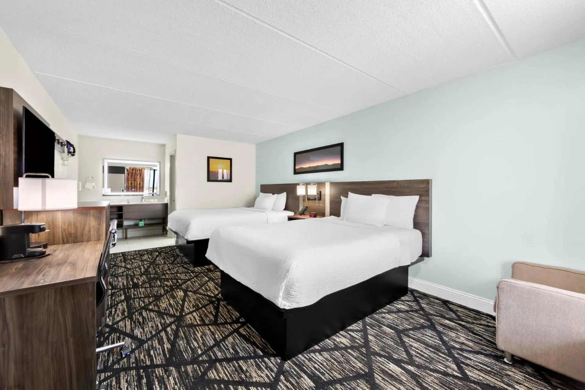 Bed in Clarion Inn & Suites near the Leconte Center Pigeon Forge