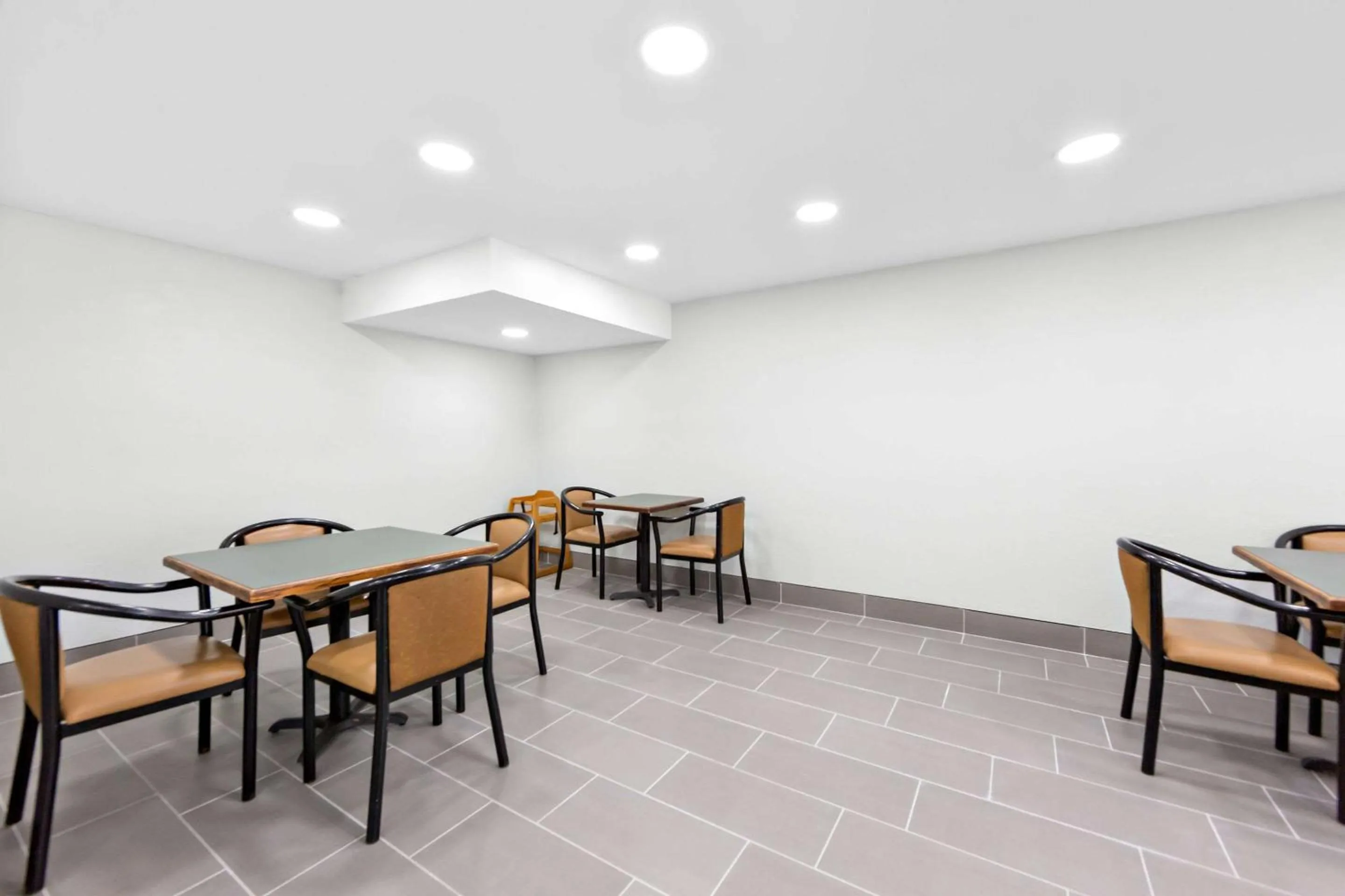 Breakfast in Clarion Inn & Suites near the Leconte Center Pigeon Forge