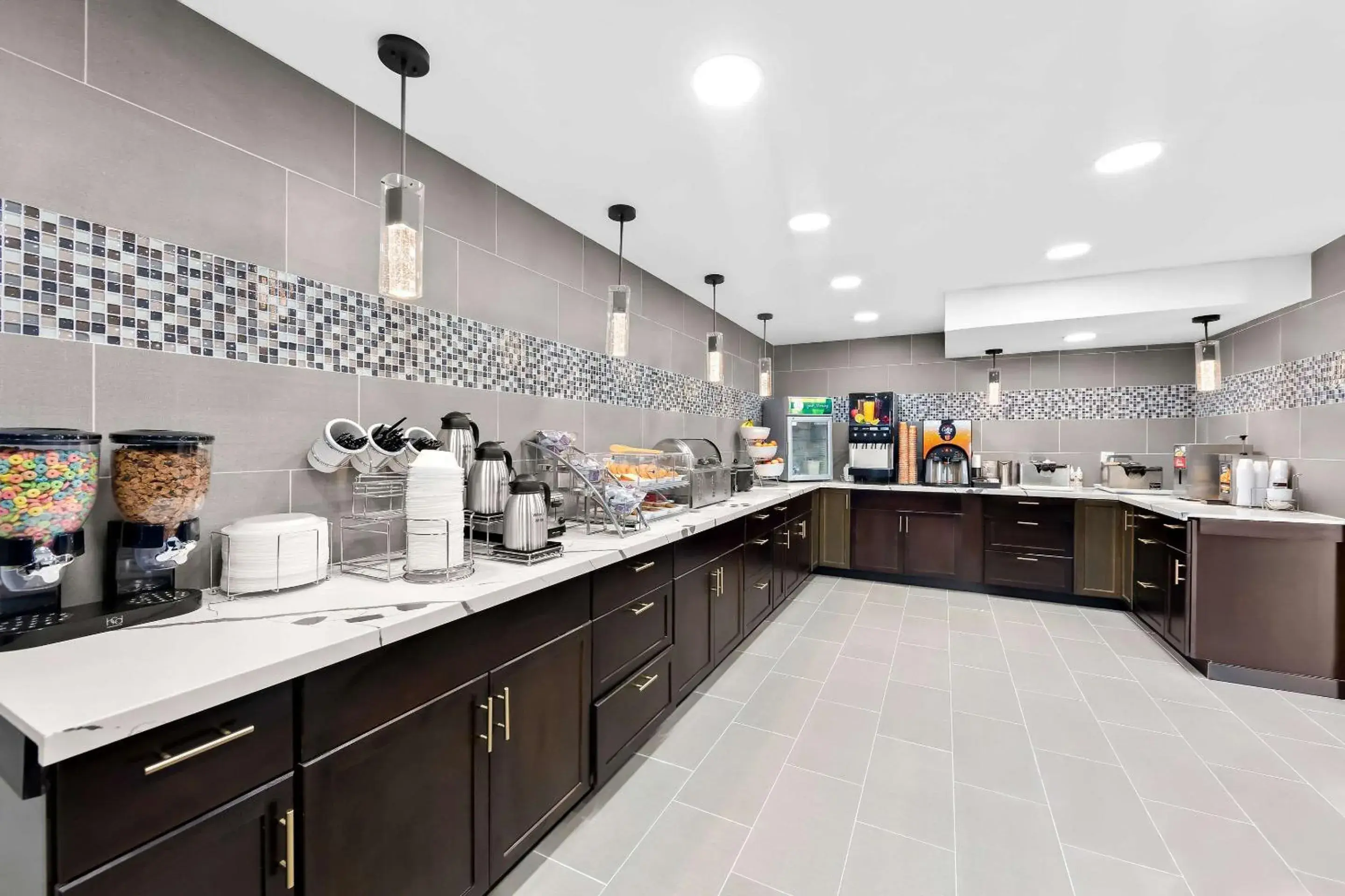 Breakfast in Clarion Inn & Suites near the Leconte Center Pigeon Forge Breakfast in Clarion Inn & Suites near the Leconte Center Pigeon Forge