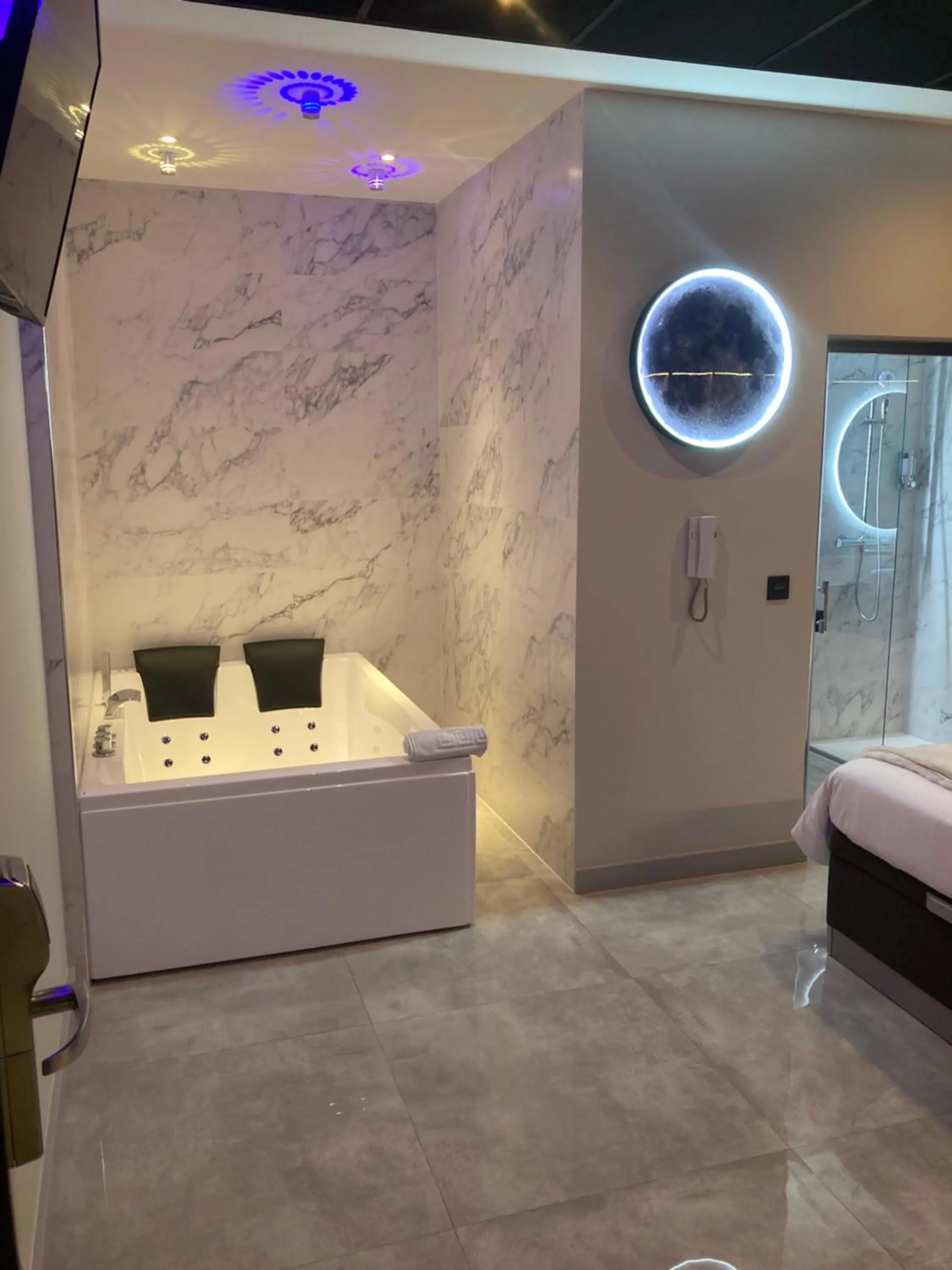 Bed in DAOS Suites & Terrace Marbella